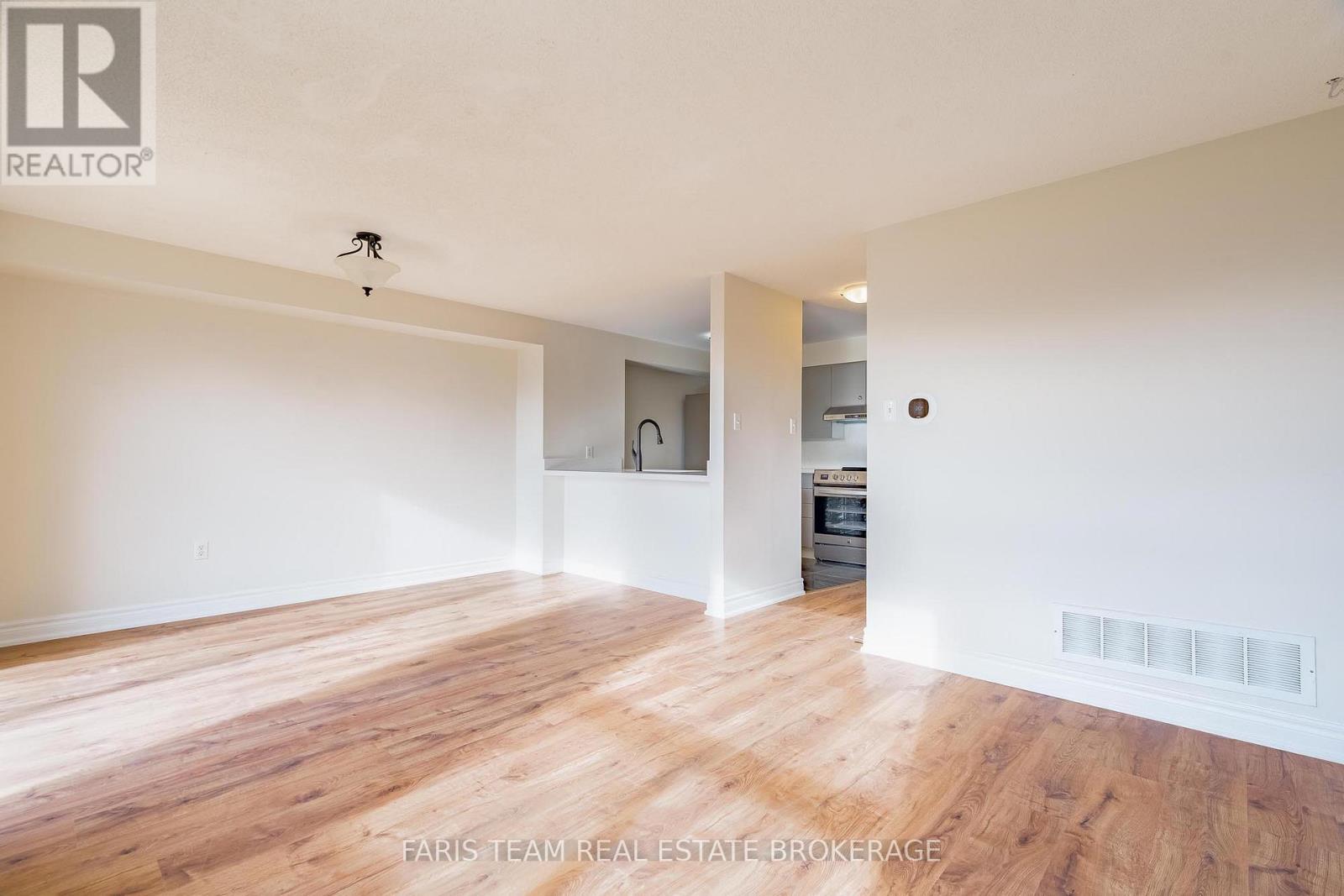 197 Dunsmore Lane, Barrie, Ontario  L4M 6Z8 - Photo 10 - S12577696