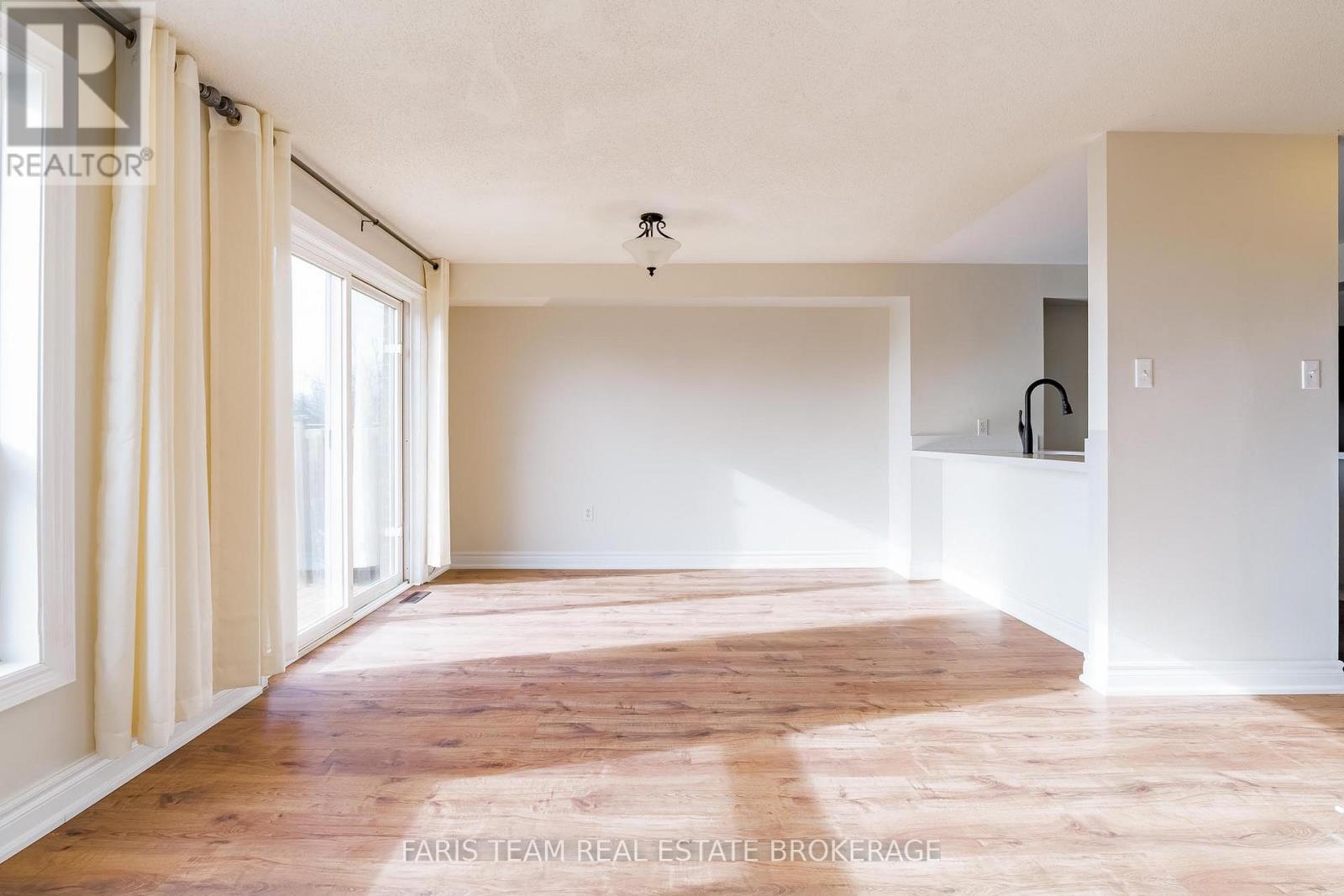 197 Dunsmore Lane, Barrie, Ontario  L4M 6Z8 - Photo 9 - S12577696