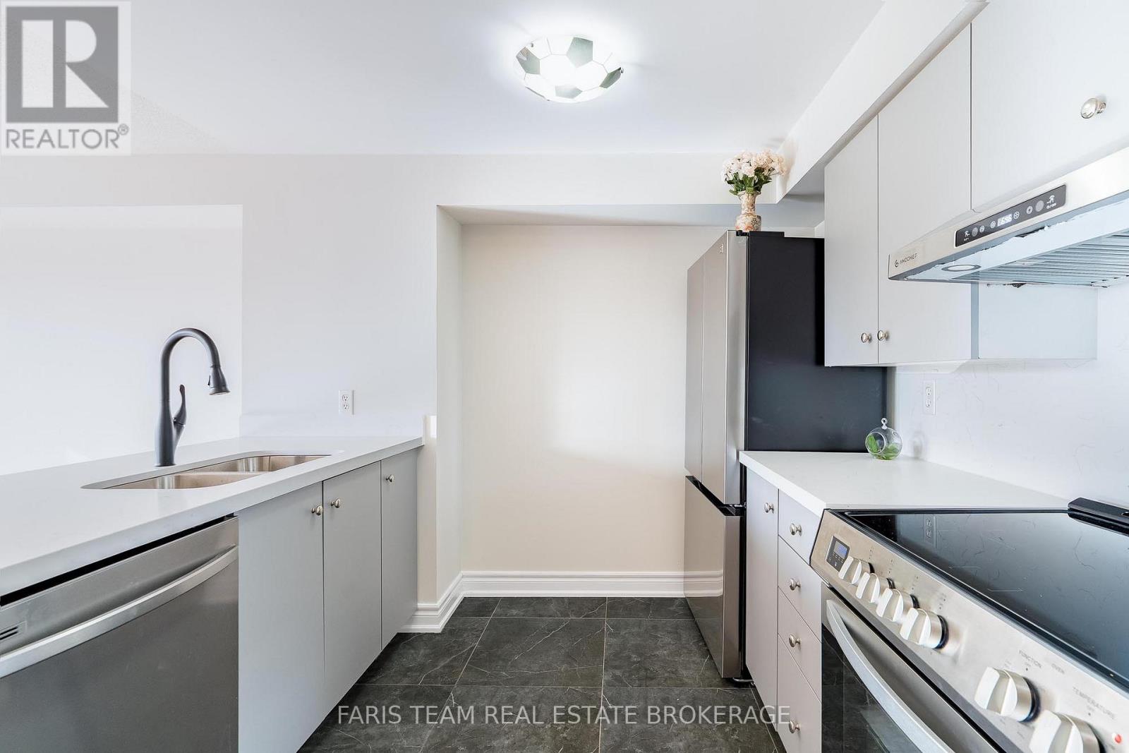 197 Dunsmore Lane, Barrie, Ontario  L4M 6Z8 - Photo 4 - S12577696