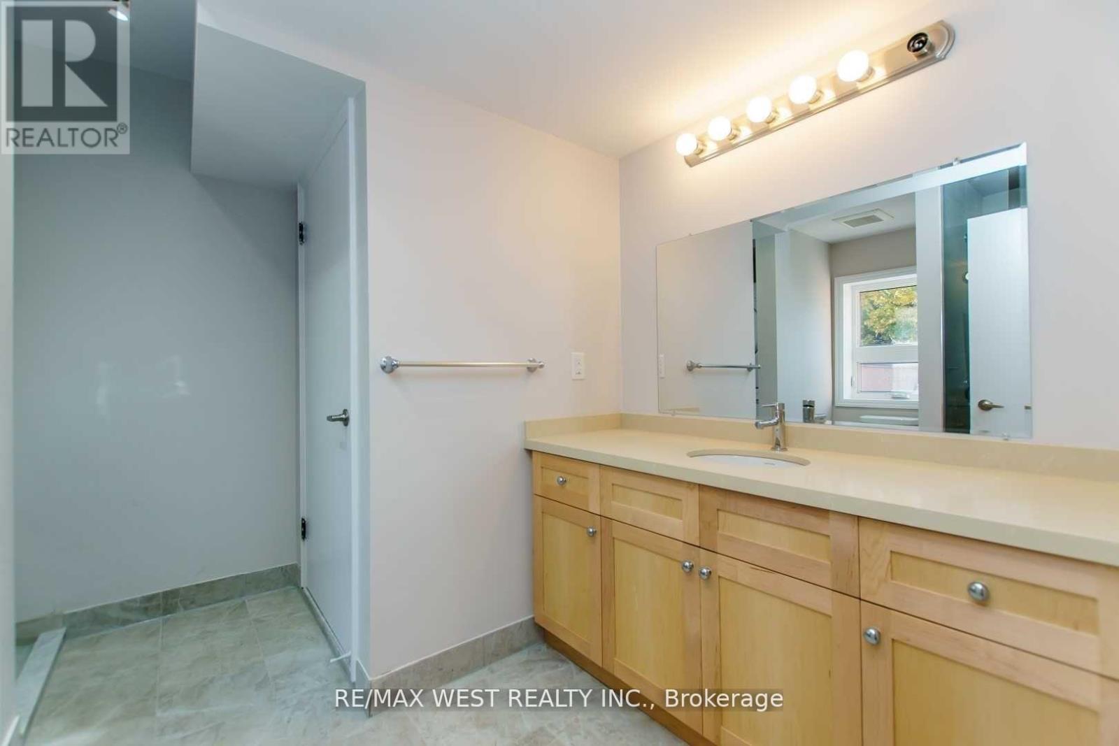 2nd Flr - 13 Grange Avenue, Toronto, Ontario  M5T 1C6 - Photo 7 - C12642622