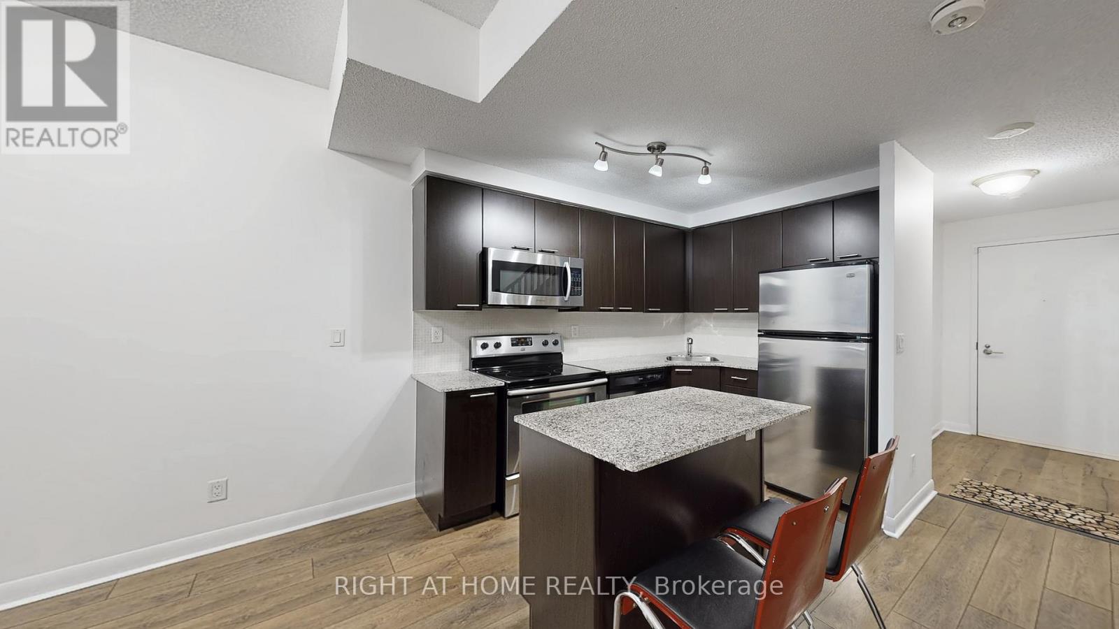 Th106 - 15 Bruyeres Mews, Toronto, Ontario  M5V 0A7 - Photo 14 - C12642638