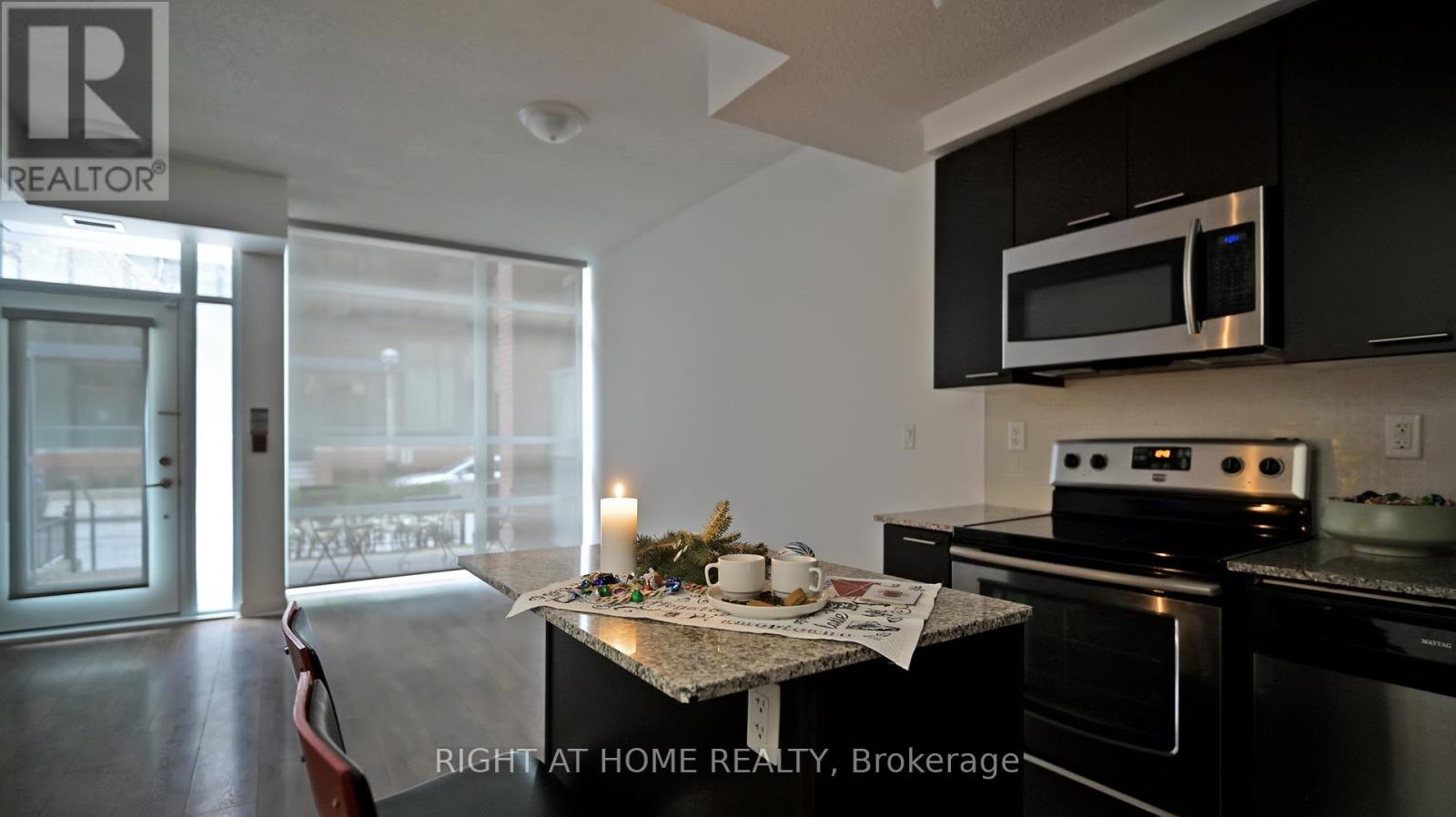 Th106 - 15 Bruyeres Mews, Toronto, Ontario  M5V 0A7 - Photo 15 - C12642638