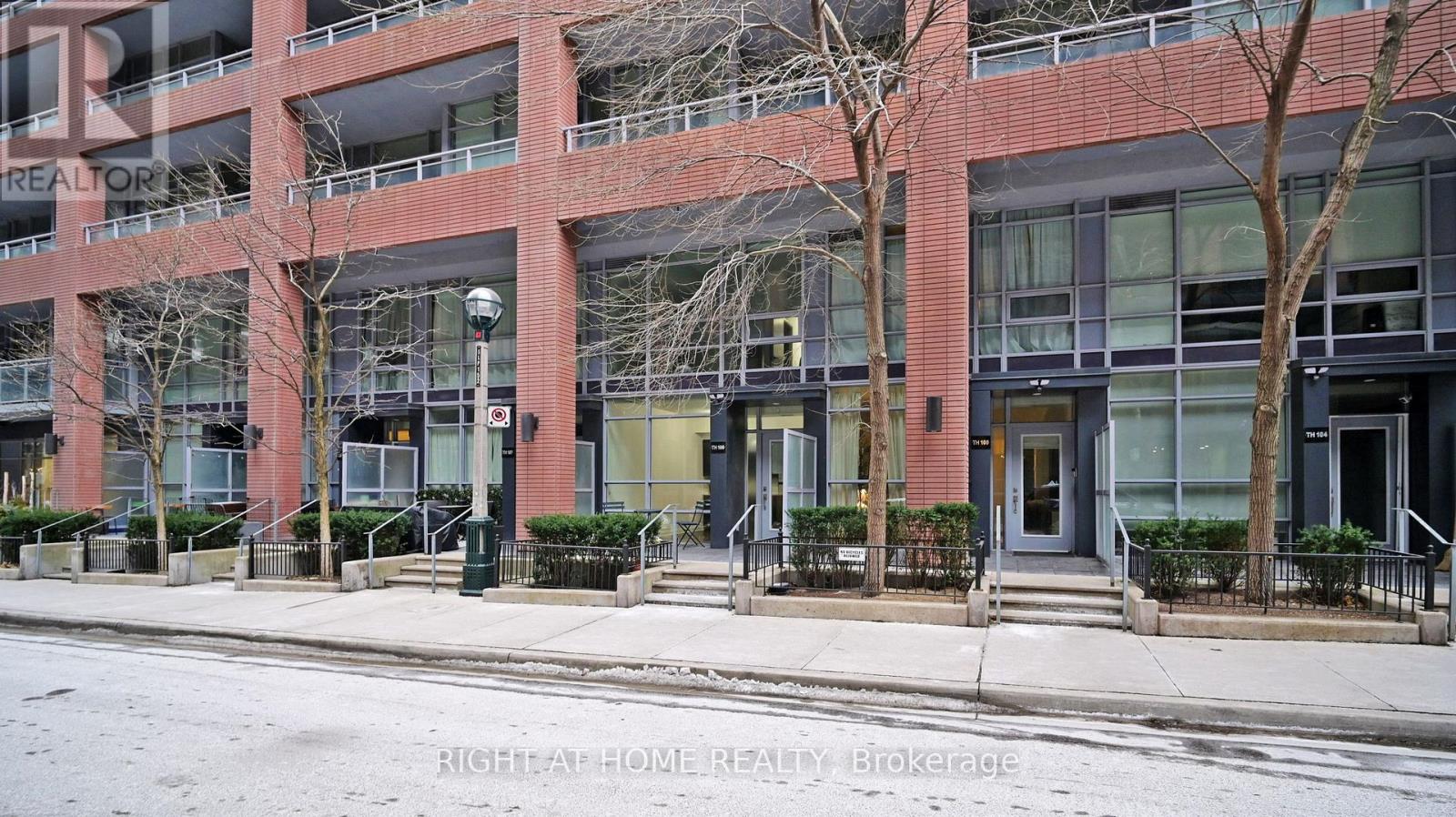 Th106 - 15 Bruyeres Mews, Toronto, Ontario  M5V 0A7 - Photo 2 - C12642638