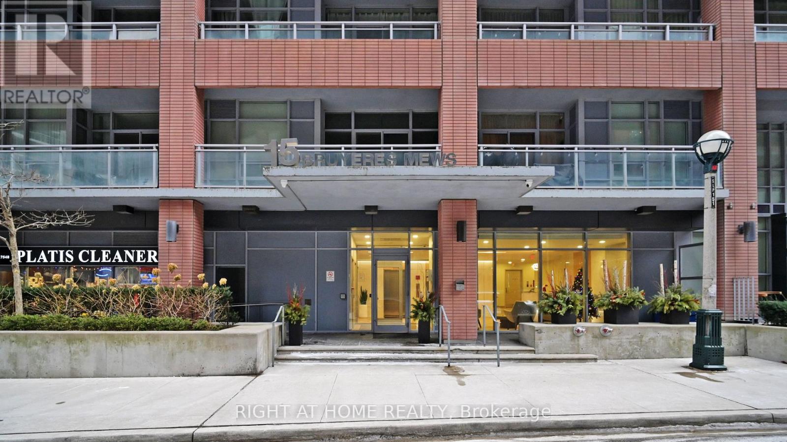 Th106 - 15 Bruyeres Mews, Toronto, Ontario  M5V 0A7 - Photo 3 - C12642638