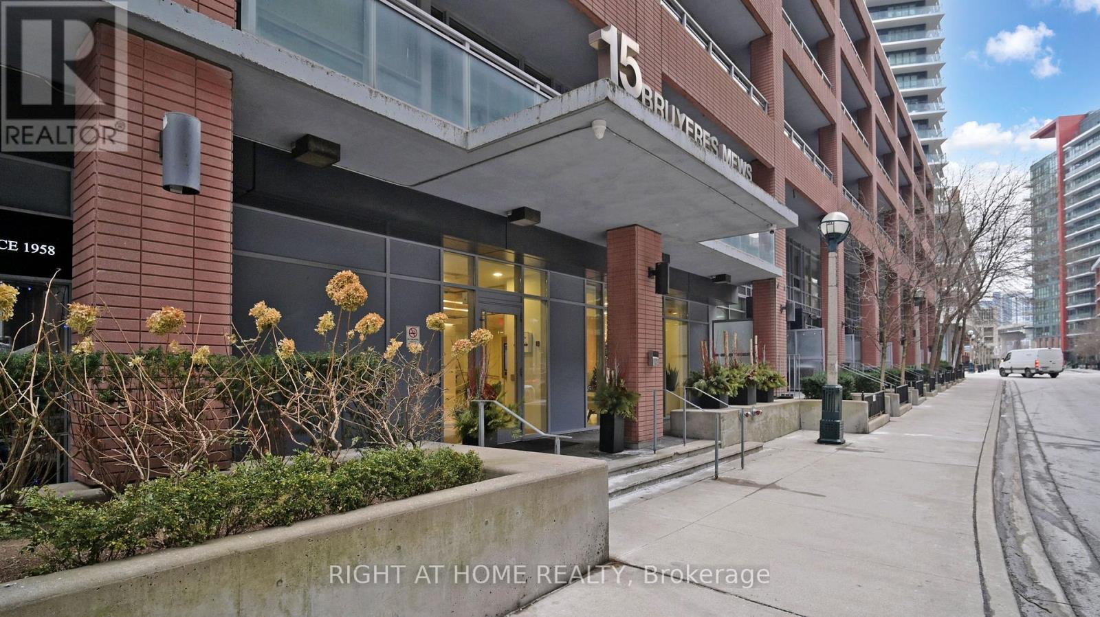 Th106 - 15 Bruyeres Mews, Toronto, Ontario  M5V 0A7 - Photo 4 - C12642638