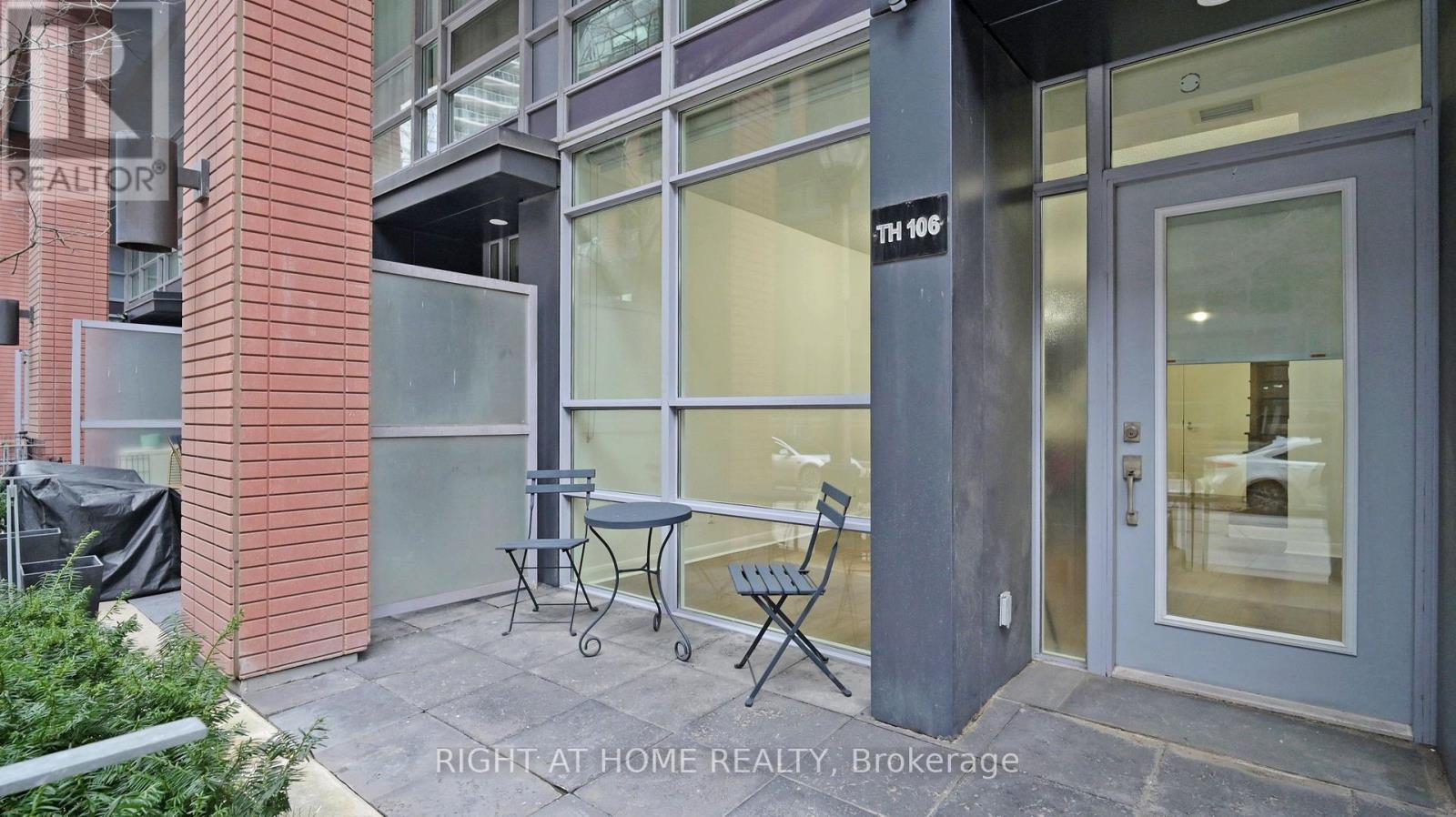 Th106 - 15 Bruyeres Mews, Toronto, Ontario  M5V 0A7 - Photo 6 - C12642638