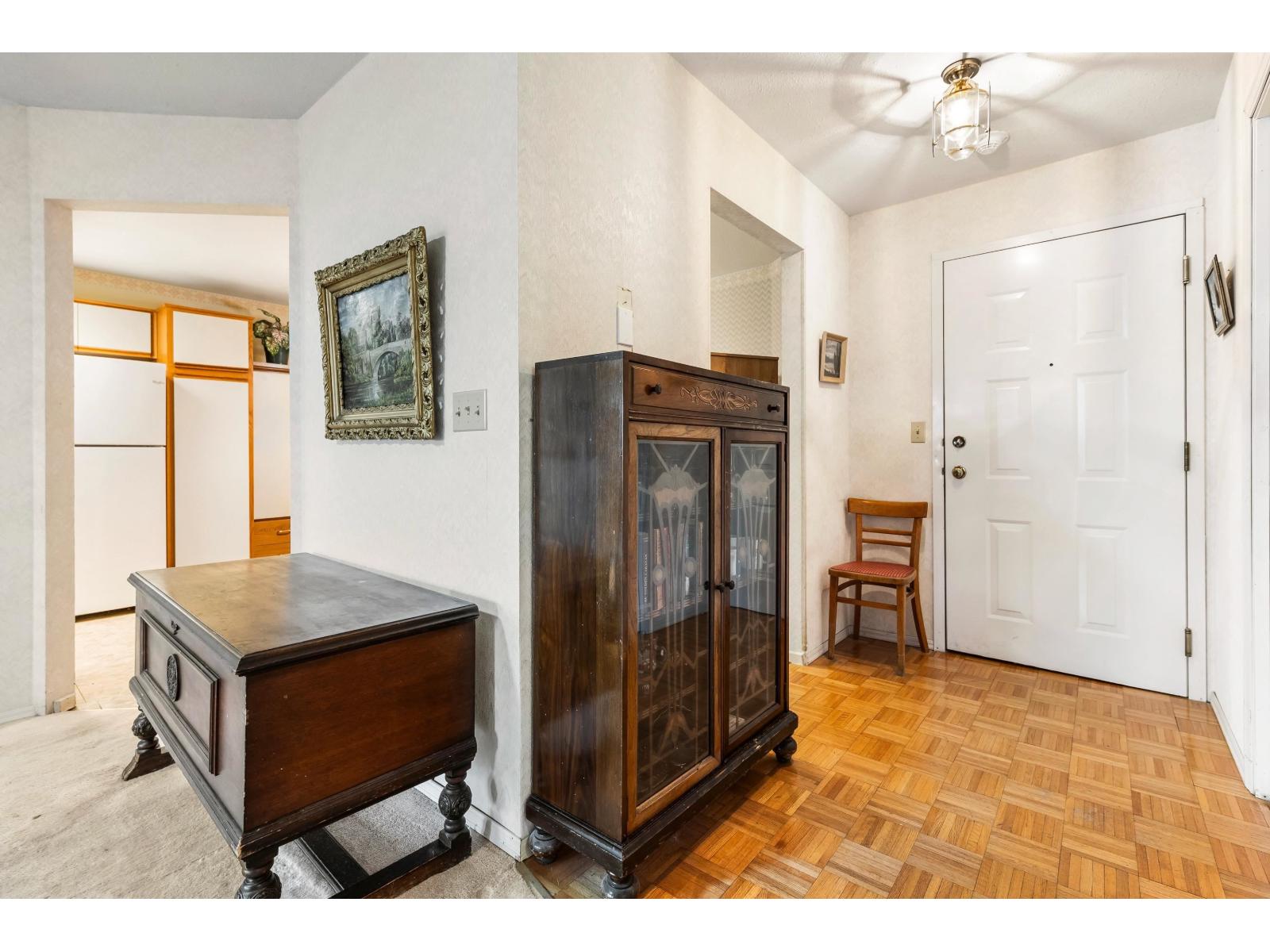 202 33233 E Bourquin Crescent, Abbotsford, British Columbia  V2S 1Y2 - Photo 4 - R3074356