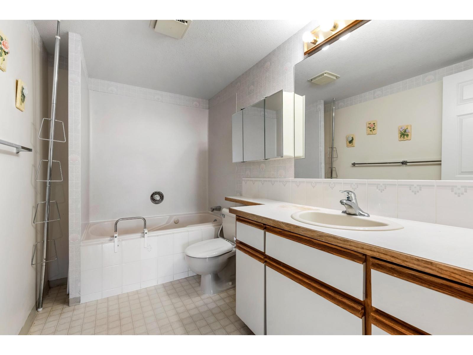 202 33233 E Bourquin Crescent, Abbotsford, British Columbia  V2S 1Y2 - Photo 24 - R3074356