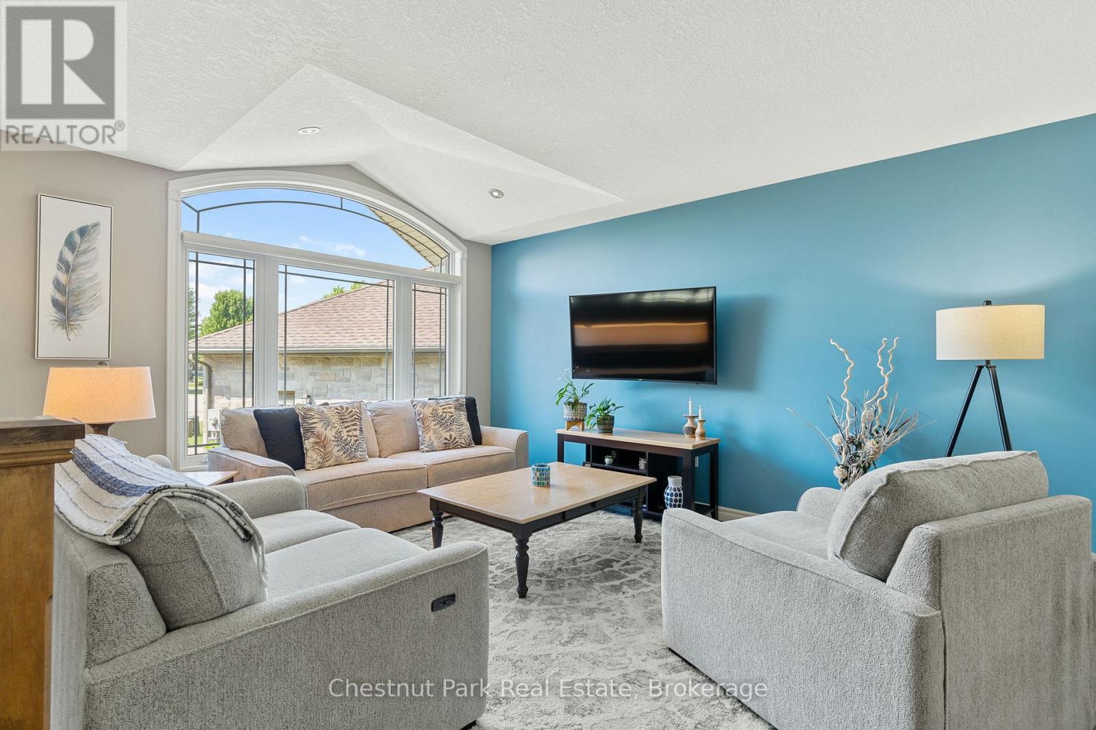 207 2nd Street W, Owen Sound, Ontario  N4K 0A6 - Photo 3 - X12642830