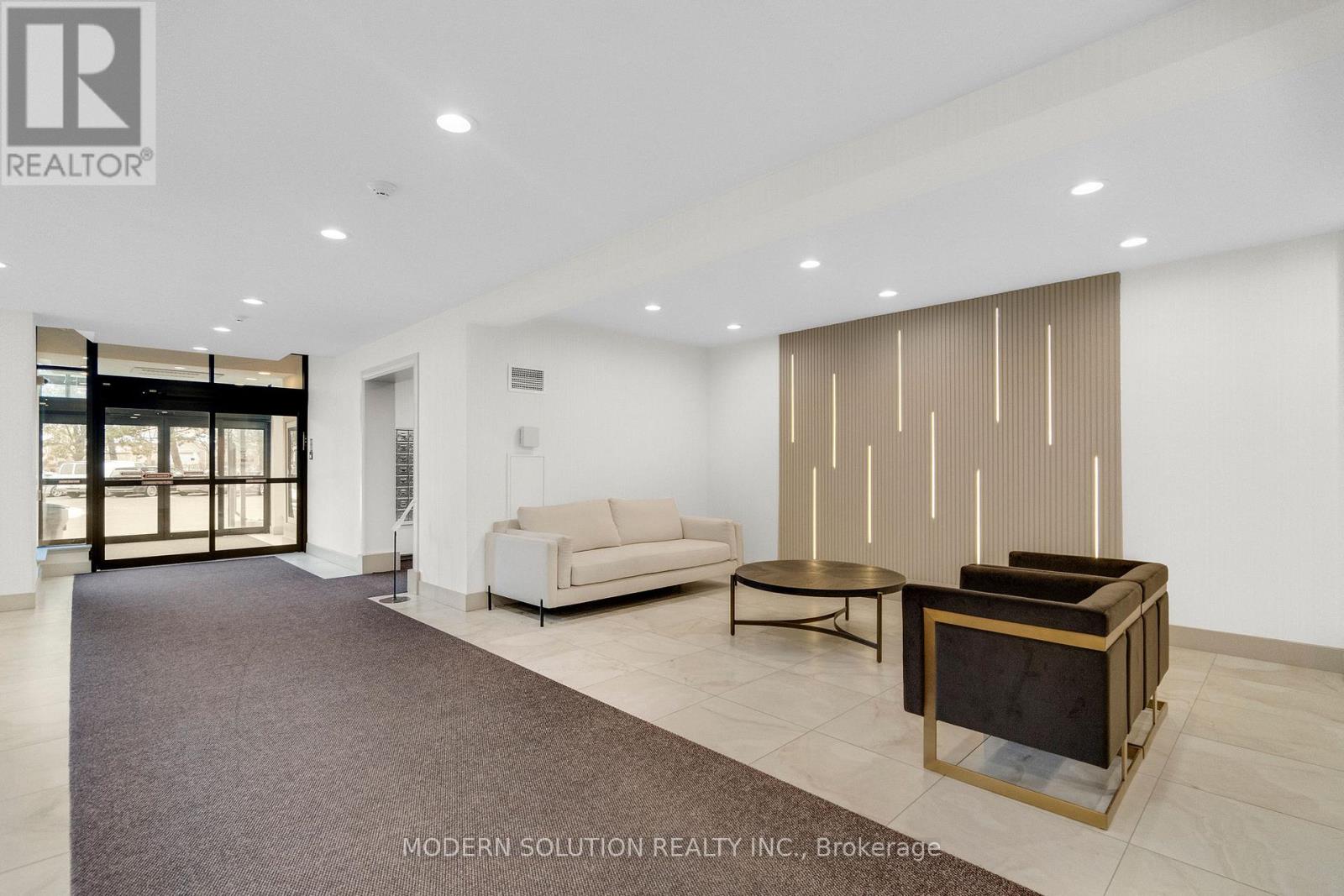 426 - 32 Clarissa Drive, Richmond Hill, Ontario  L4C 9R7 - Photo 4 - N12642768