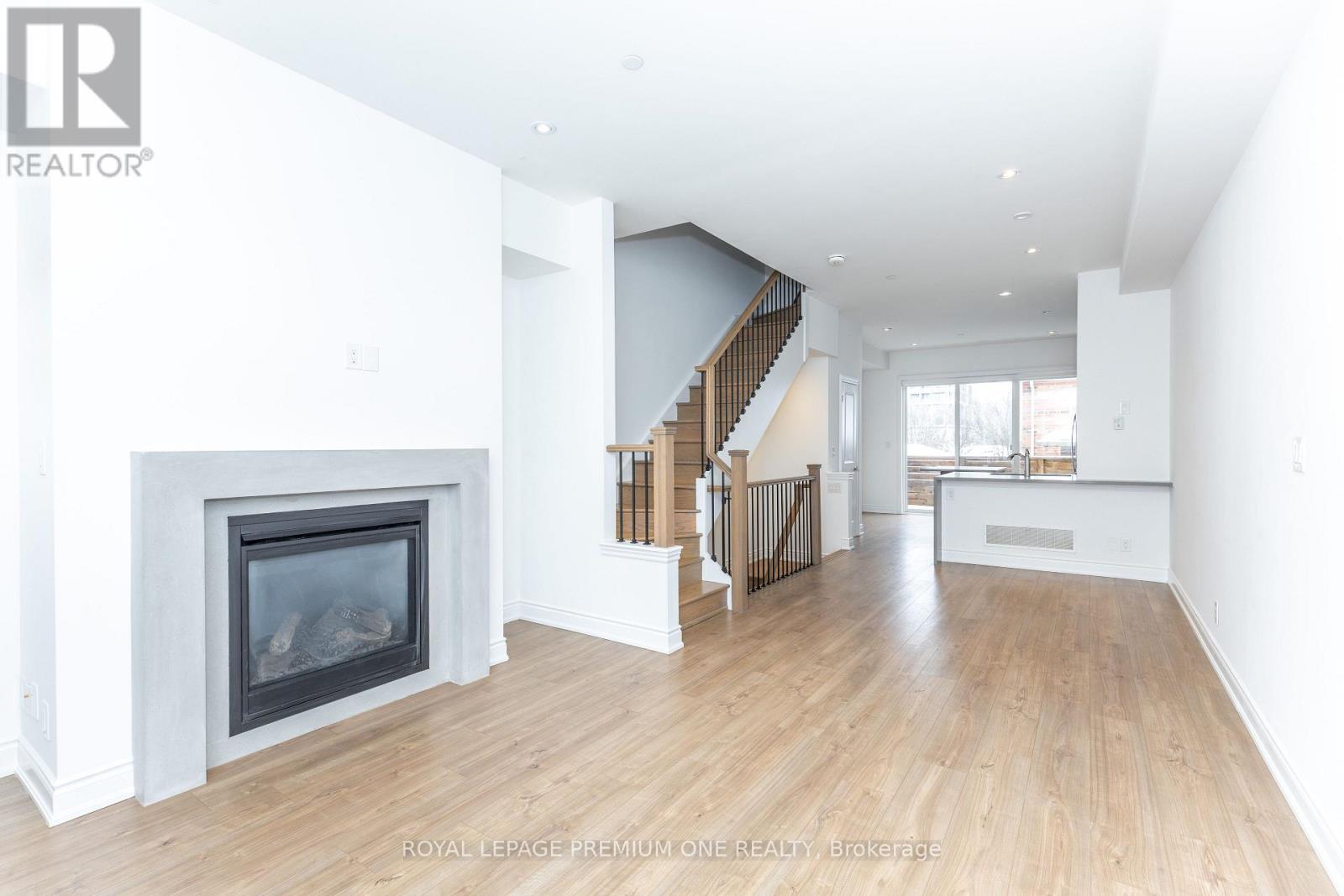 31 Salvador Allende Court, Toronto, Ontario  M6G 0A3 - Photo 8 - C12604668