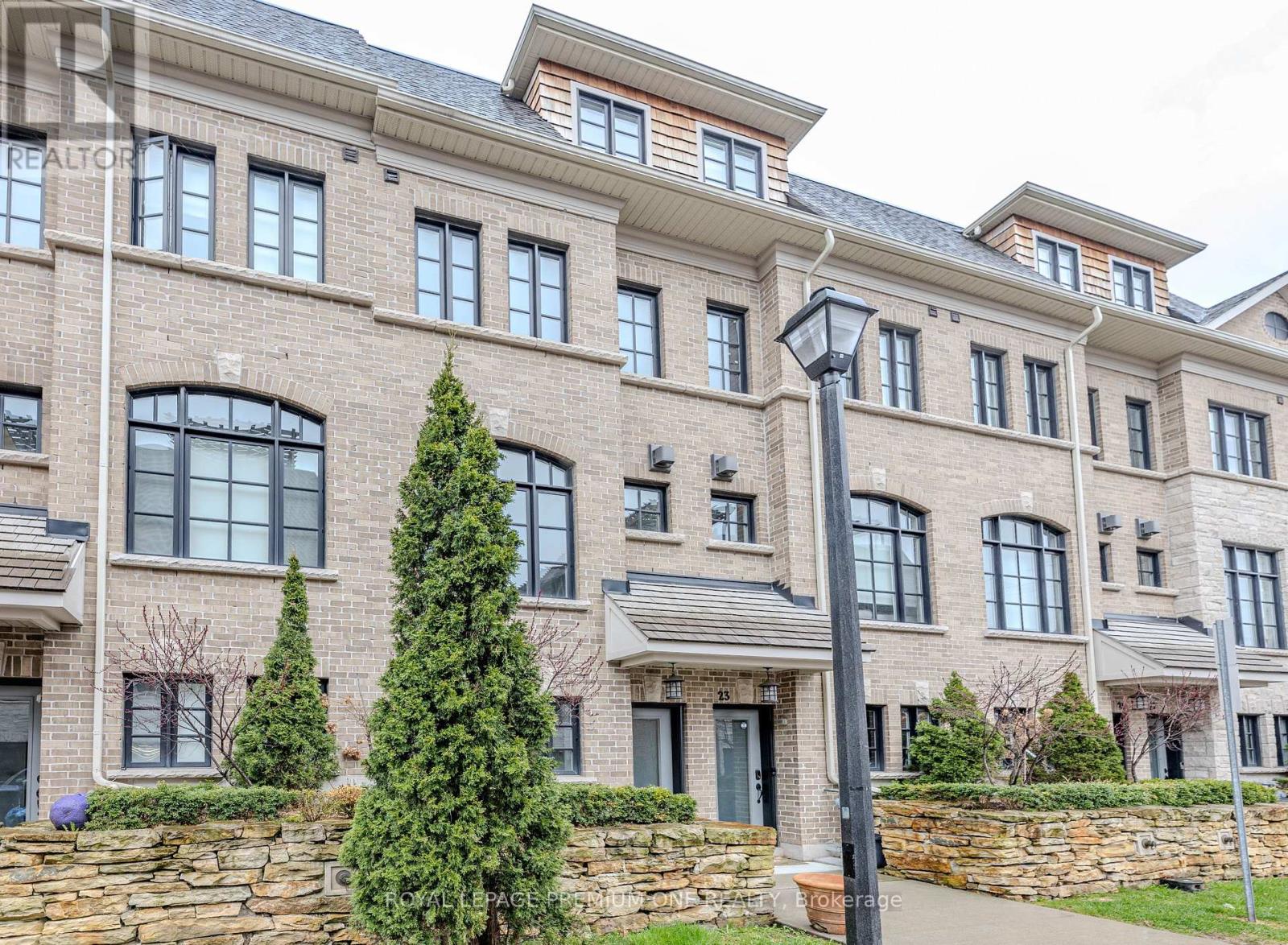 31 Salvador Allende Court, Toronto, Ontario  M6G 0A3 - Photo 5 - C12604668