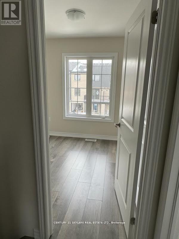 6 Wagon Lane N, Barrie (Innis-Shore), Ontario  L9J 0C2 - Photo 4 - S12642800