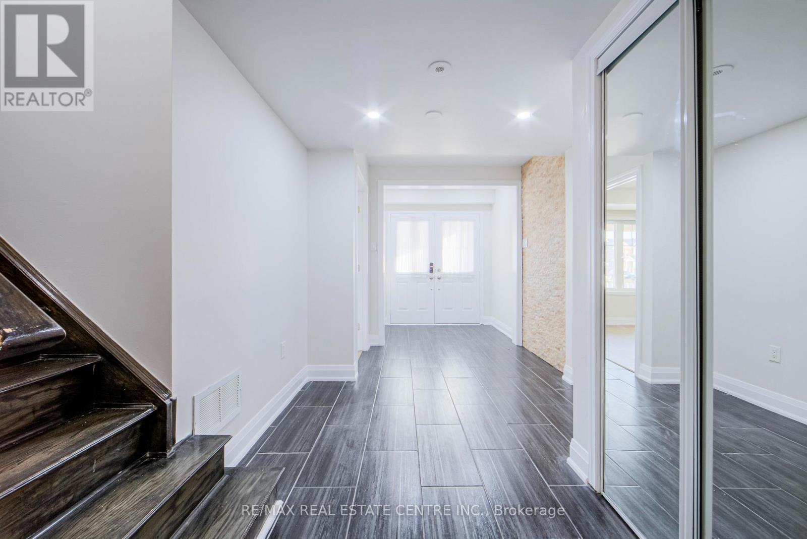 299 Dymott Avenue, Milton, Ontario  L9T 0Z5 - Photo 4 - W12642756