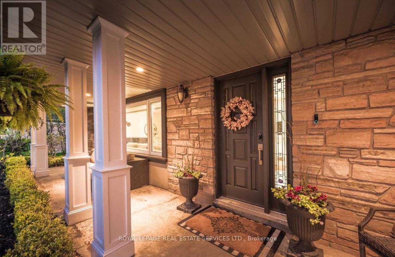 1302 Hillview Crescent, Oakville, Ontario  L6H 2C7 - Photo 3 - W12642790