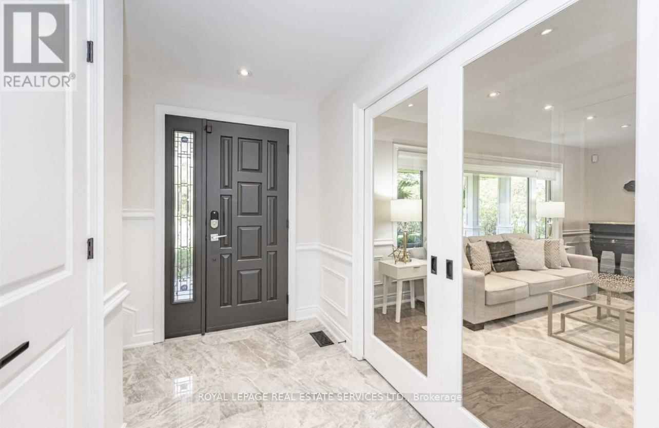1302 Hillview Crescent, Oakville, Ontario  L6H 2C7 - Photo 4 - W12642790