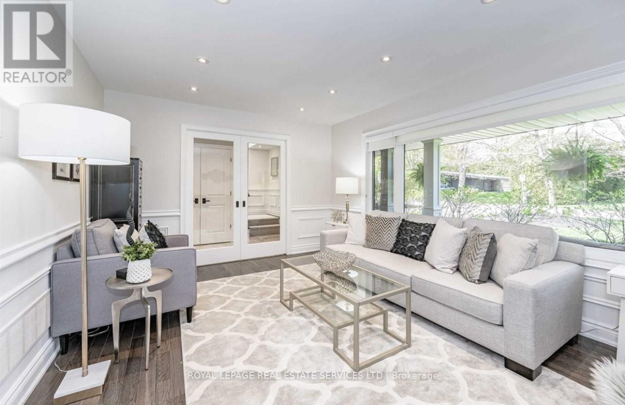 1302 Hillview Crescent, Oakville, Ontario  L6H 2C7 - Photo 5 - W12642790