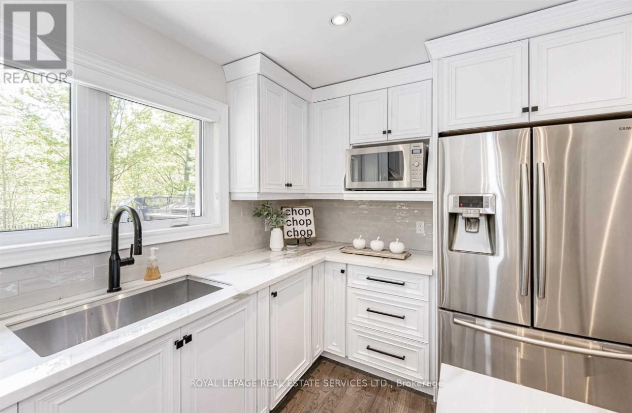 1302 Hillview Crescent, Oakville, Ontario  L6H 2C7 - Photo 9 - W12642790