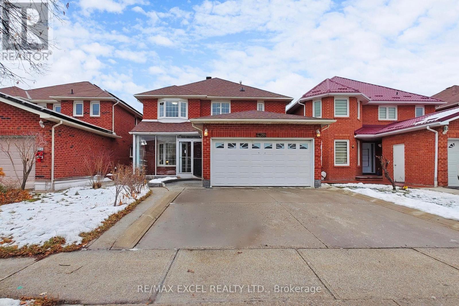 4388 Guildwood Way, Mississauga, Ontario  L5R 2A4 - Photo 2 - W12642818