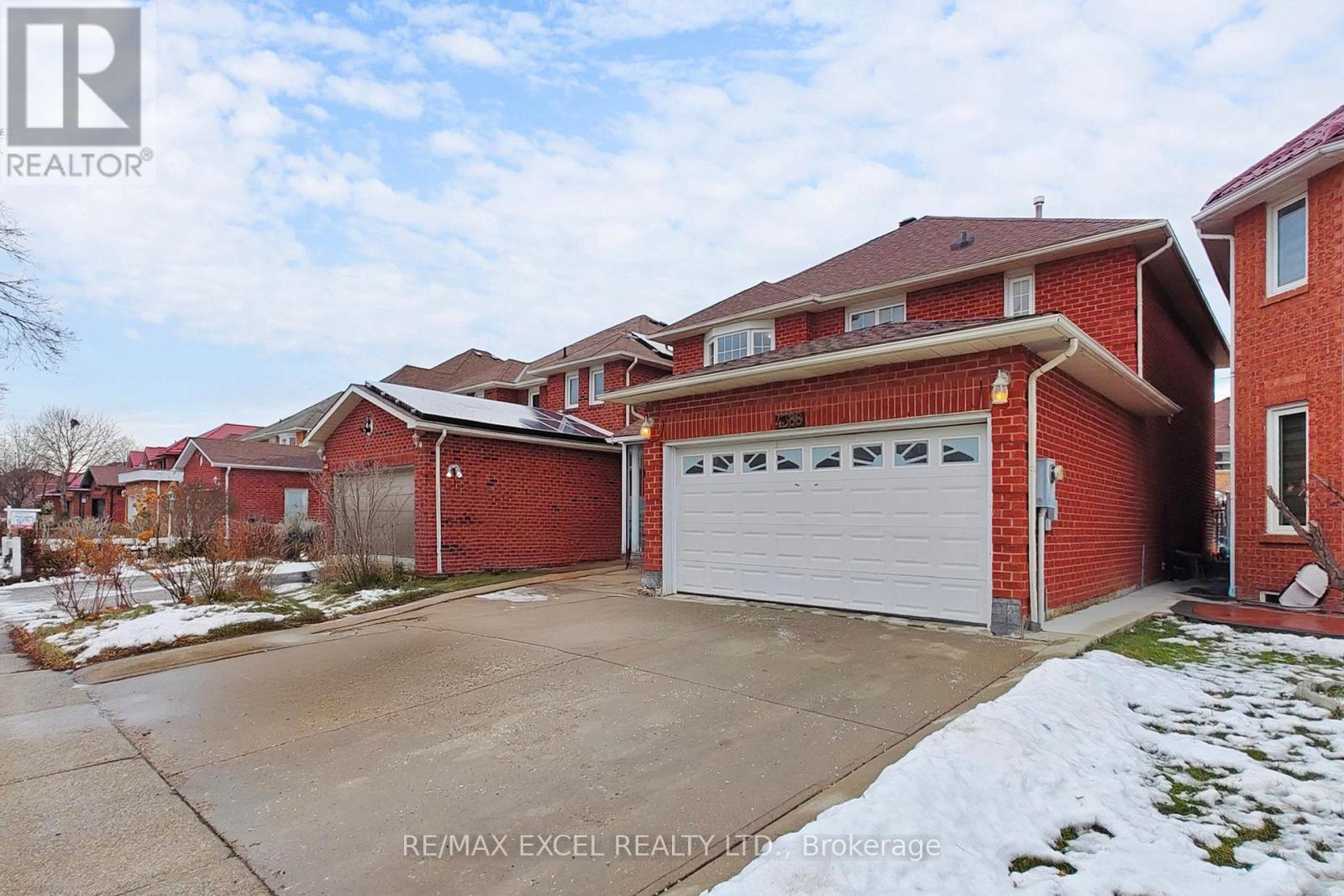 4388 Guildwood Way, Mississauga, Ontario  L5R 2A4 - Photo 3 - W12642818