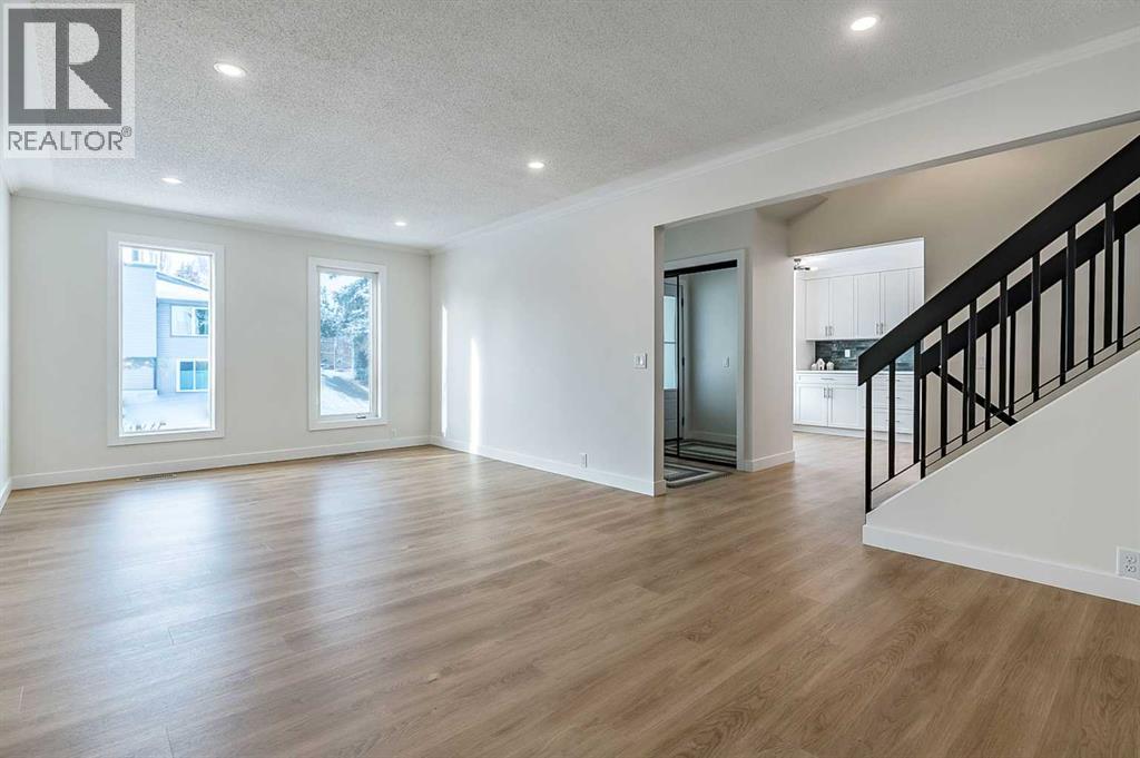 15 Woodford Crescent Sw, Calgary, Alberta  T2W 4C5 - Photo 2 - A2272502