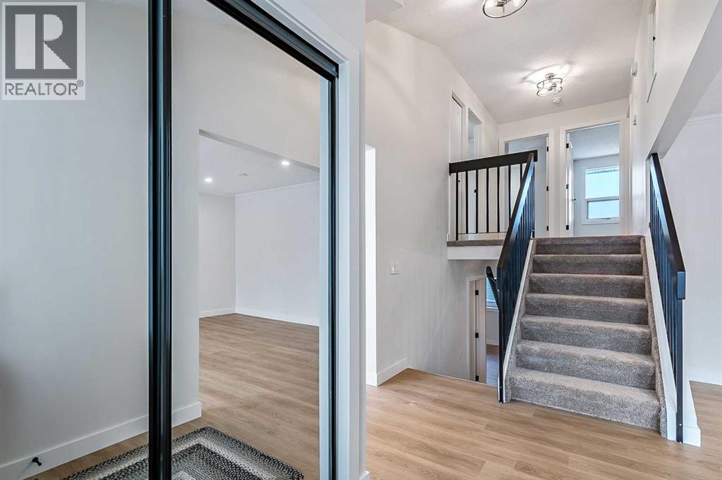 15 Woodford Crescent Sw, Calgary, Alberta  T2W 4C5 - Photo 4 - A2272502