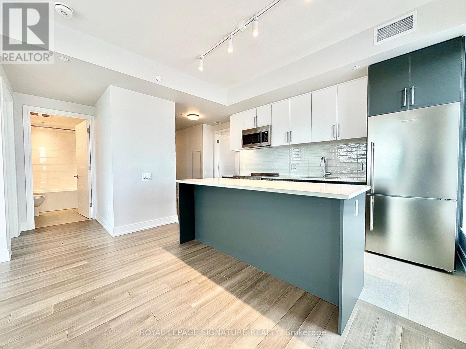 909 - 2525 Bathurst Street, Toronto (Forest Hill North), Ontario  M6B 2Y9 - Photo 2 - C12642636