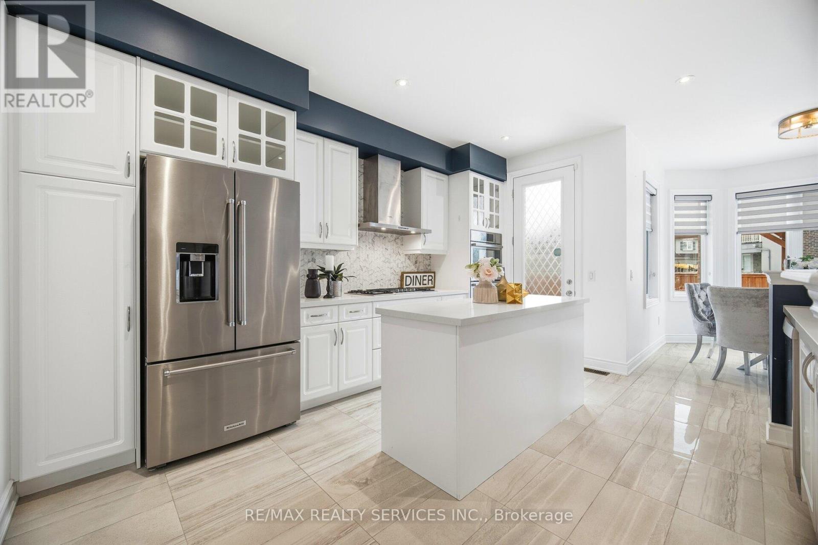 72 Bonnieglen Farm Boulevard, Caledon, Ontario  L7C 4C8 - Photo 2 - W12642840