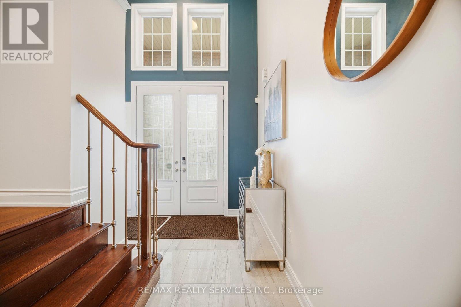 72 Bonnieglen Farm Boulevard, Caledon, Ontario  L7C 4C8 - Photo 5 - W12642840