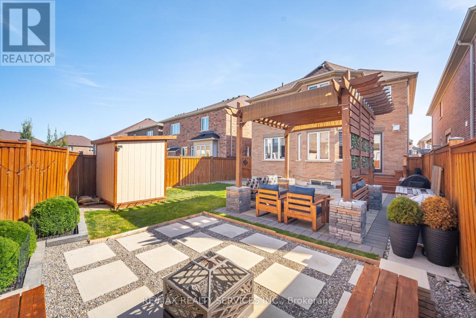 72 Bonnieglen Farm Boulevard, Caledon, Ontario  L7C 4C8 - Photo 4 - W12642840