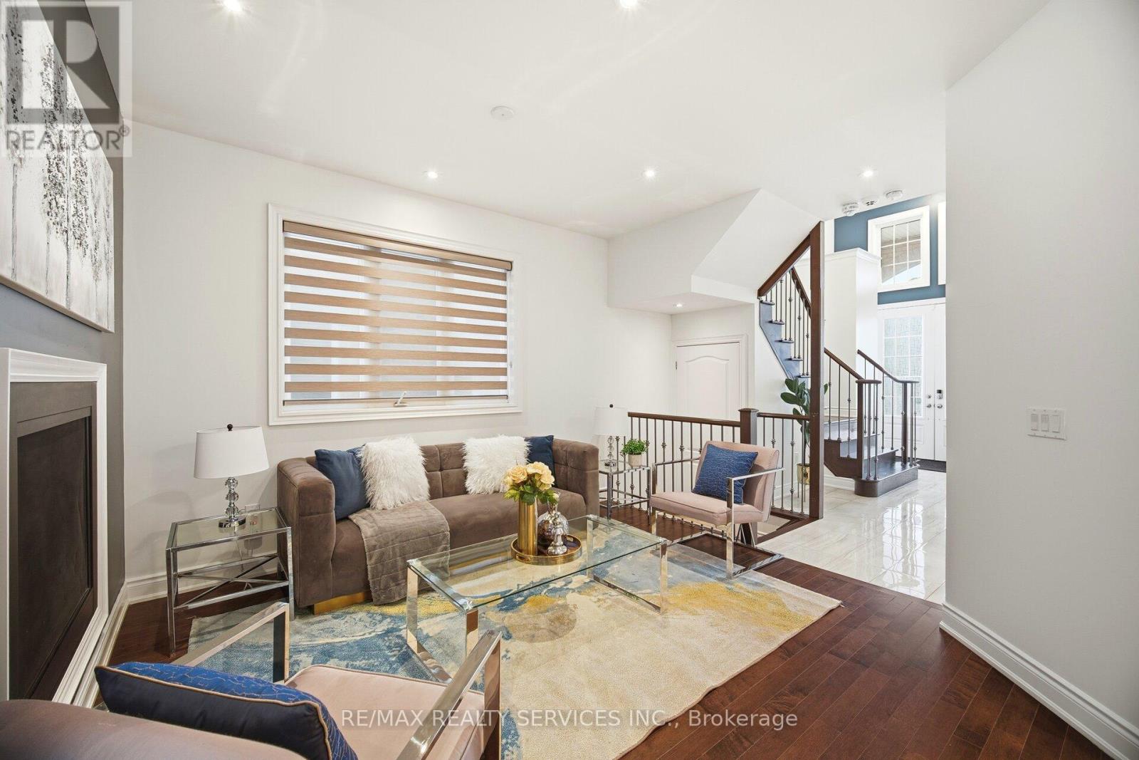 72 Bonnieglen Farm Boulevard, Caledon, Ontario  L7C 4C8 - Photo 7 - W12642840