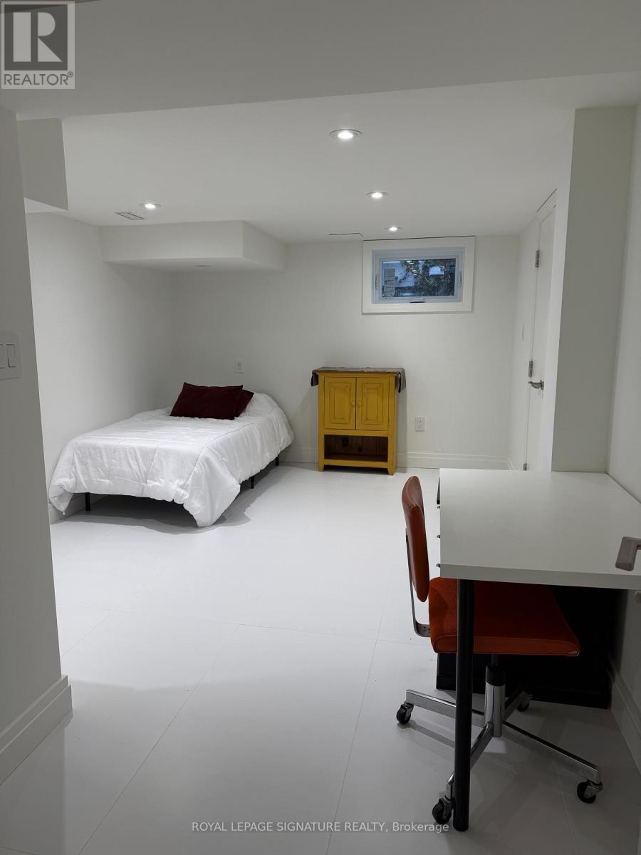 19 Teddington Park Avenue, Toronto, Ontario  M4N 2C4 - Photo 9 - C12450905