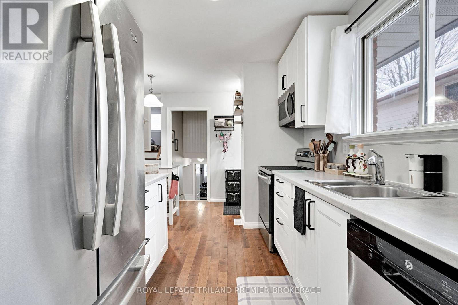 412 Ferndale Avenue, London South, Ontario  N6C 2Y8 - Photo 4 - X12642942