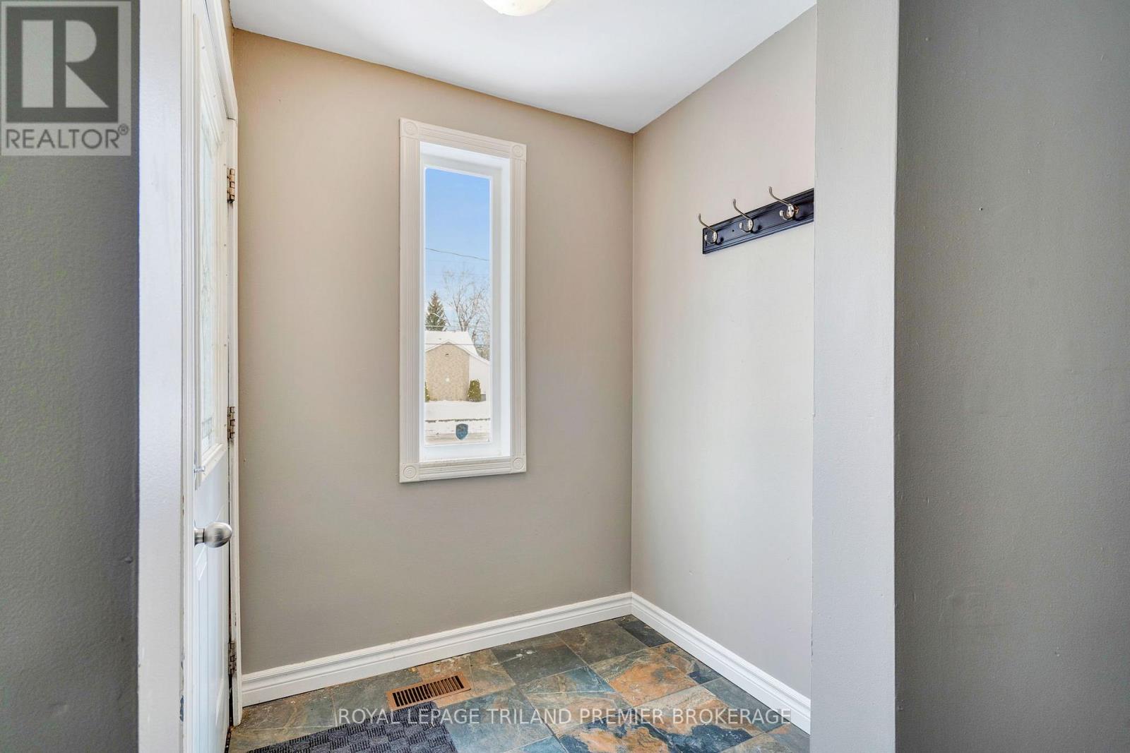 331 Thompson Road, London South, Ontario  N5Z 2Z4 - Photo 3 - X12642968