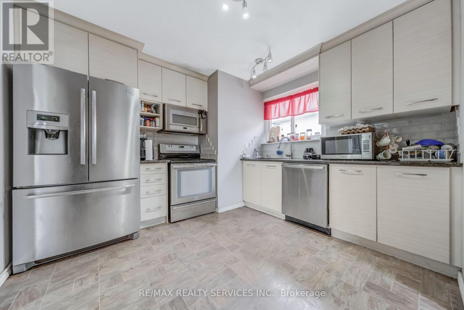 39 Flavian Crescent, Brampton, Ontario  L6T 3P2 - Photo 16 - W12589758