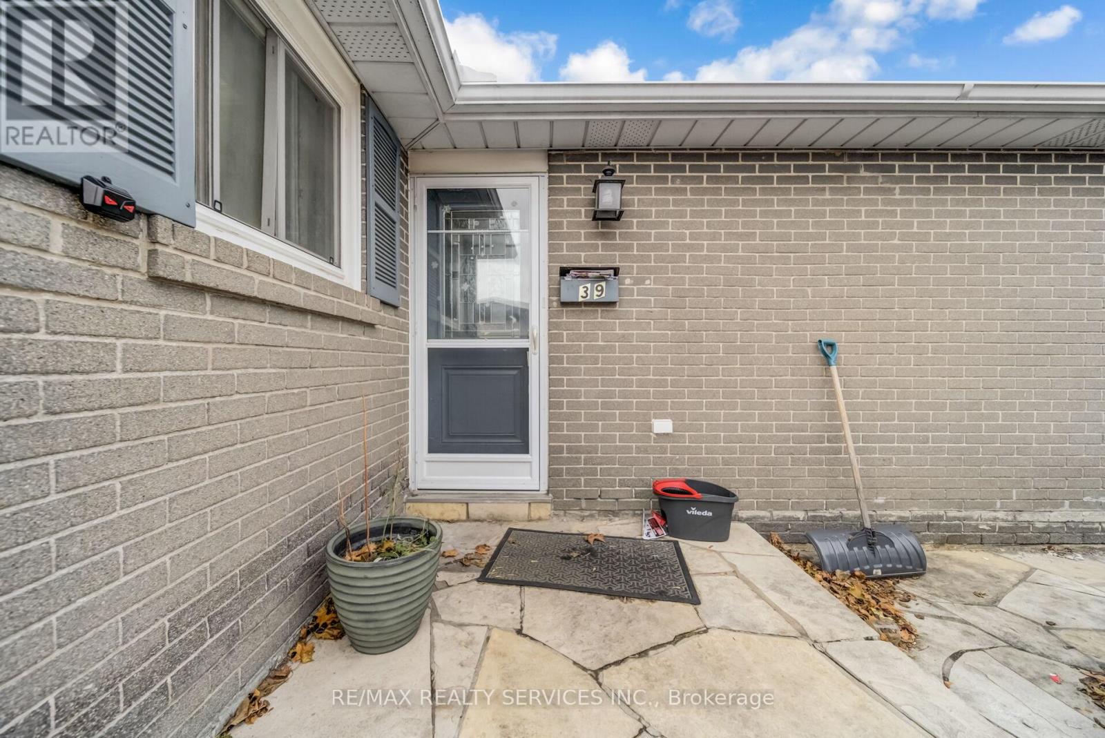 39 Flavian Crescent, Brampton, Ontario  L6T 3P2 - Photo 9 - W12589758