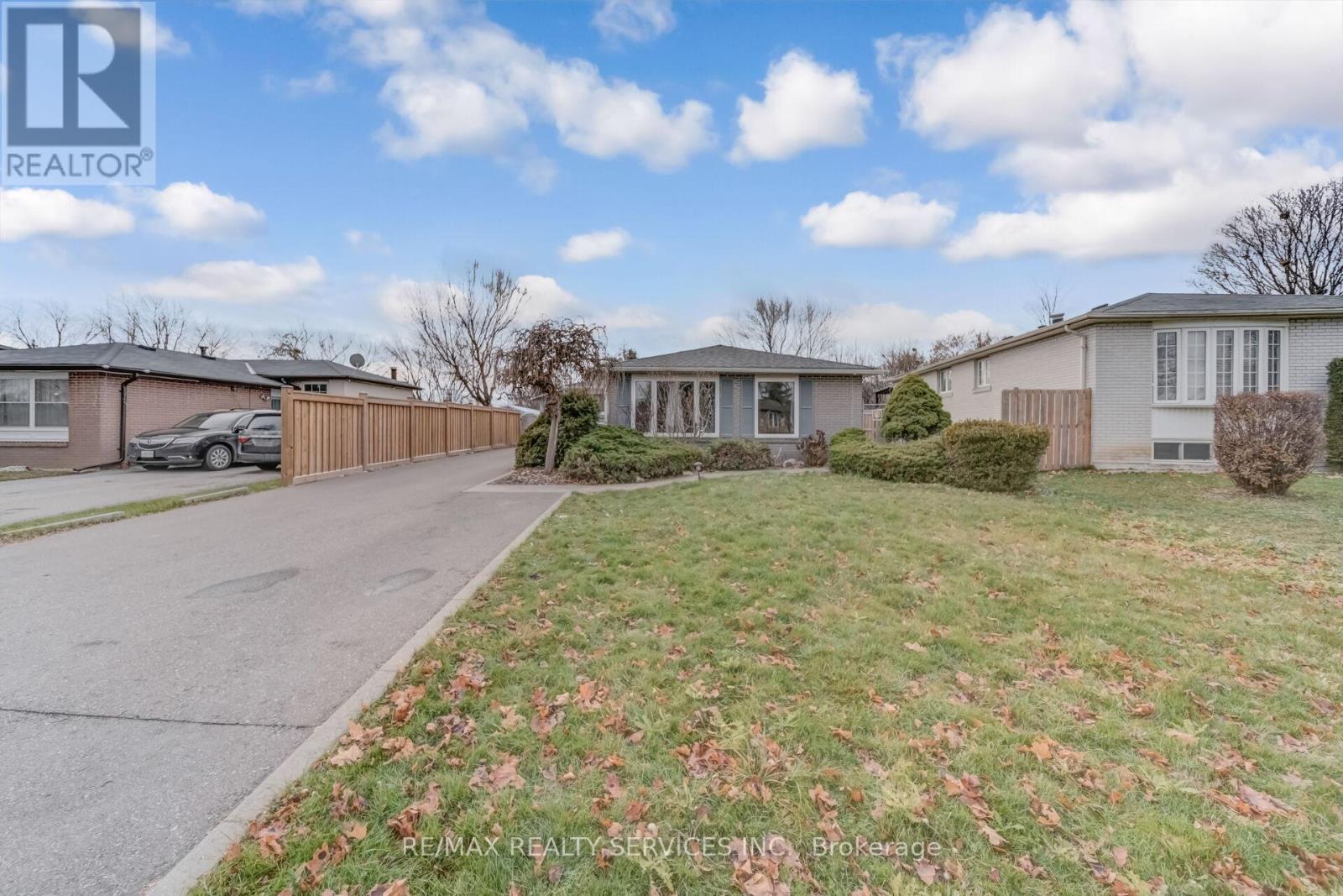 39 Flavian Crescent, Brampton, Ontario  L6T 3P2 - Photo 3 - W12589758