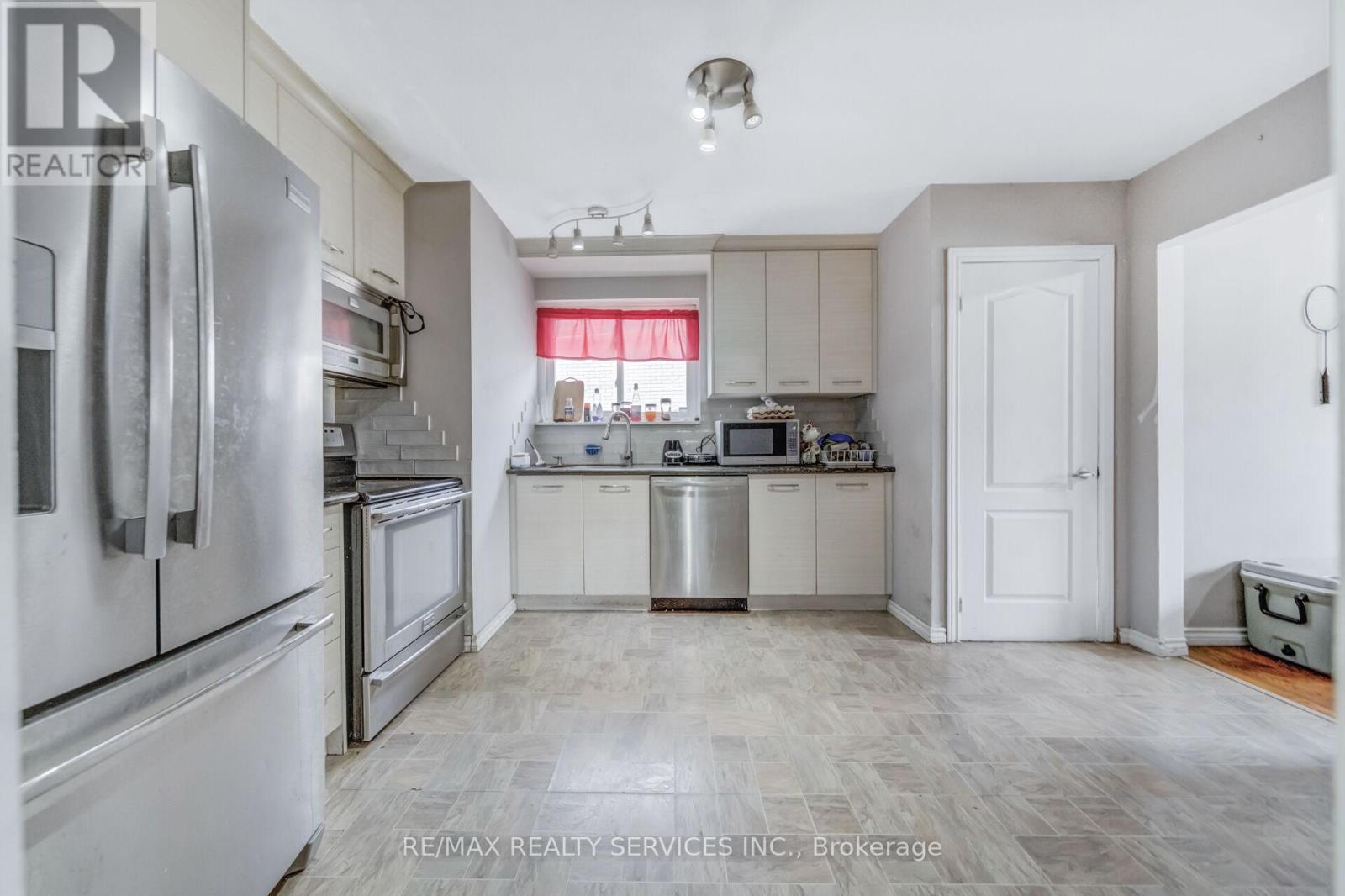 39 Flavian Crescent, Brampton, Ontario  L6T 3P2 - Photo 15 - W12589758