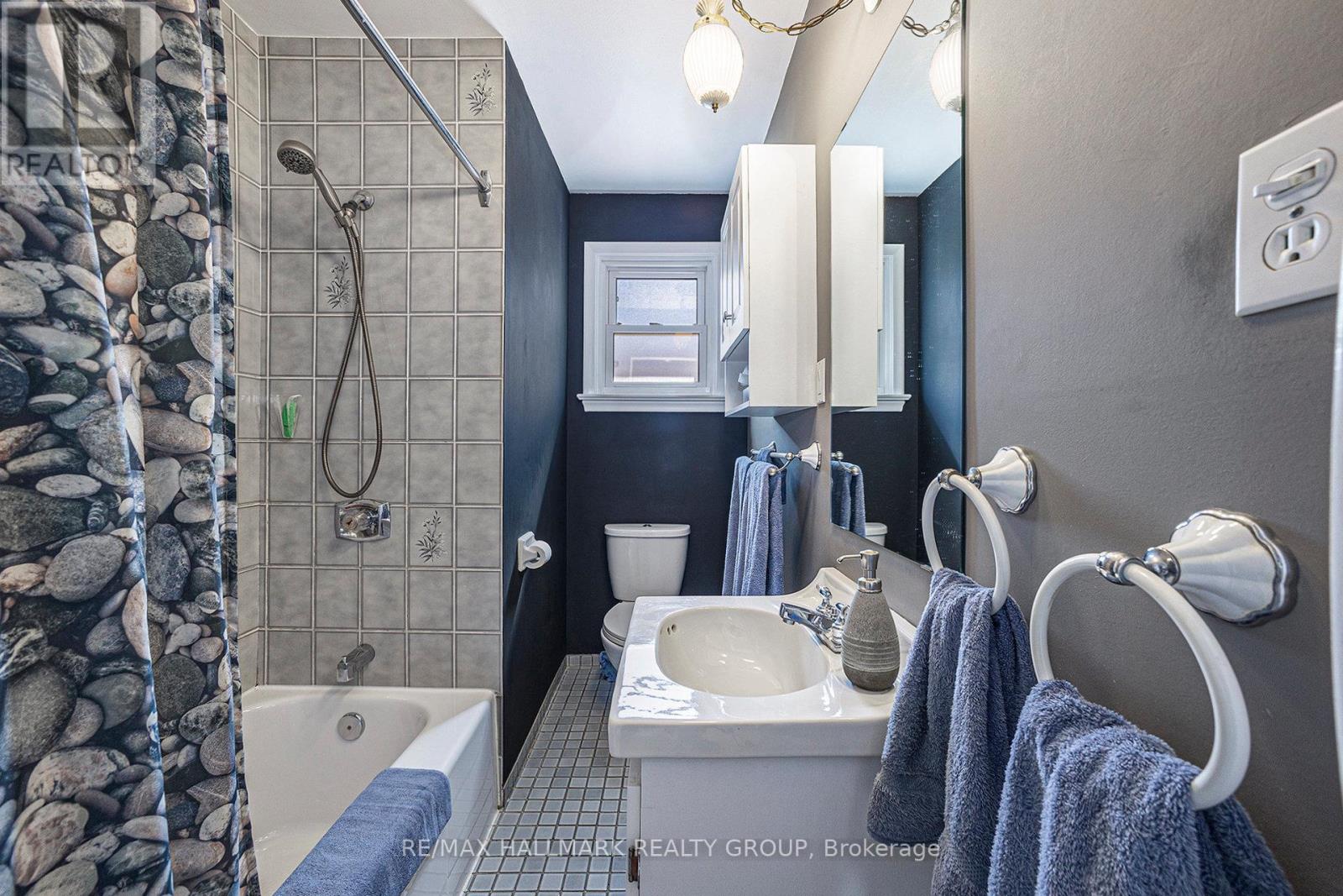 2023 Vincent Street, Ottawa, Ontario  K1G 2M8 - Photo 13 - X12421966