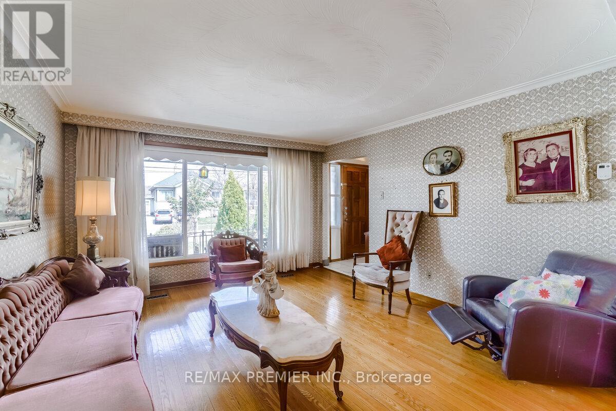 25 Bentworth Avenue, Toronto, Ontario  M6A 1P1 - Photo 15 - W12642976