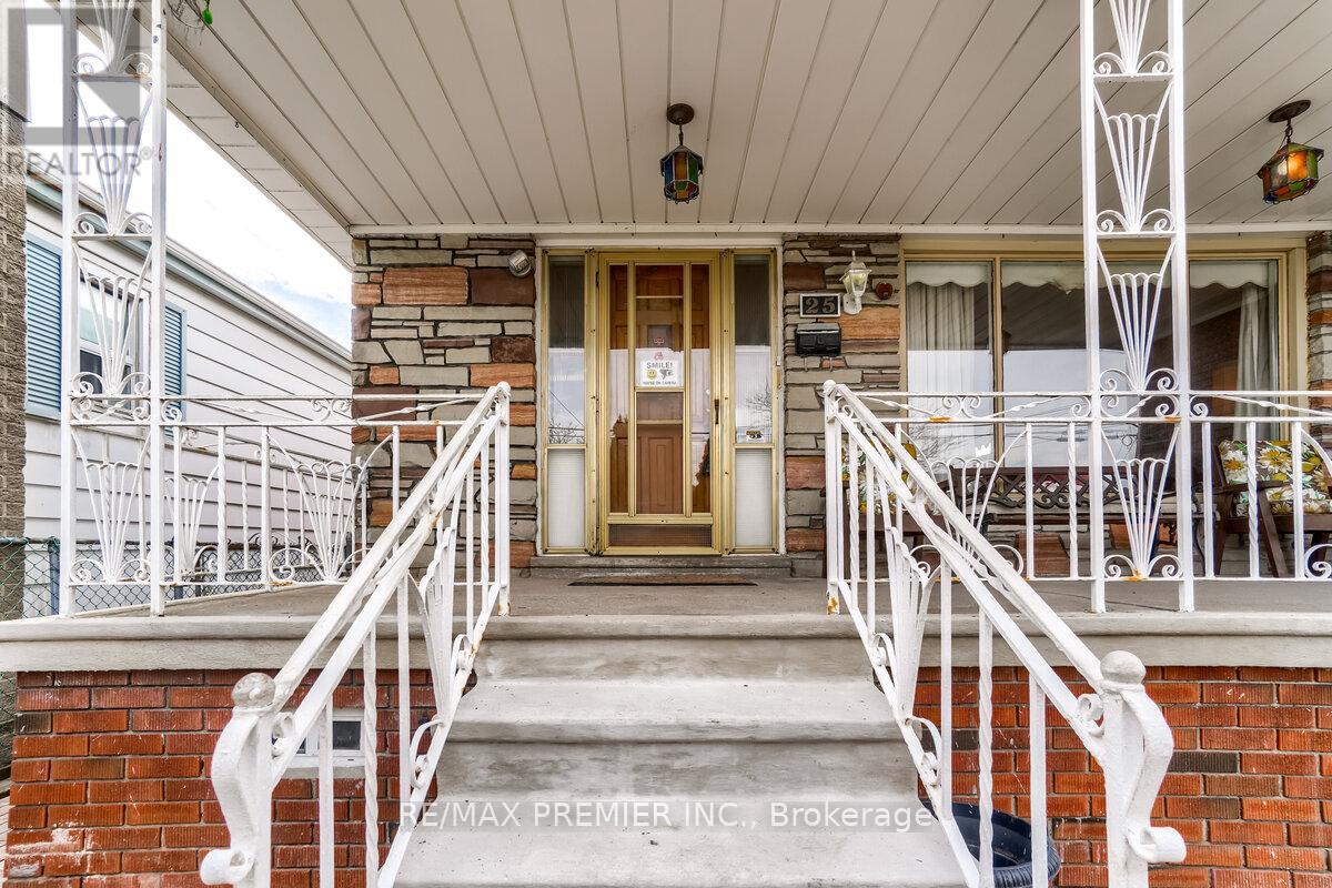 25 Bentworth Avenue, Toronto, Ontario  M6A 1P1 - Photo 3 - W12642976