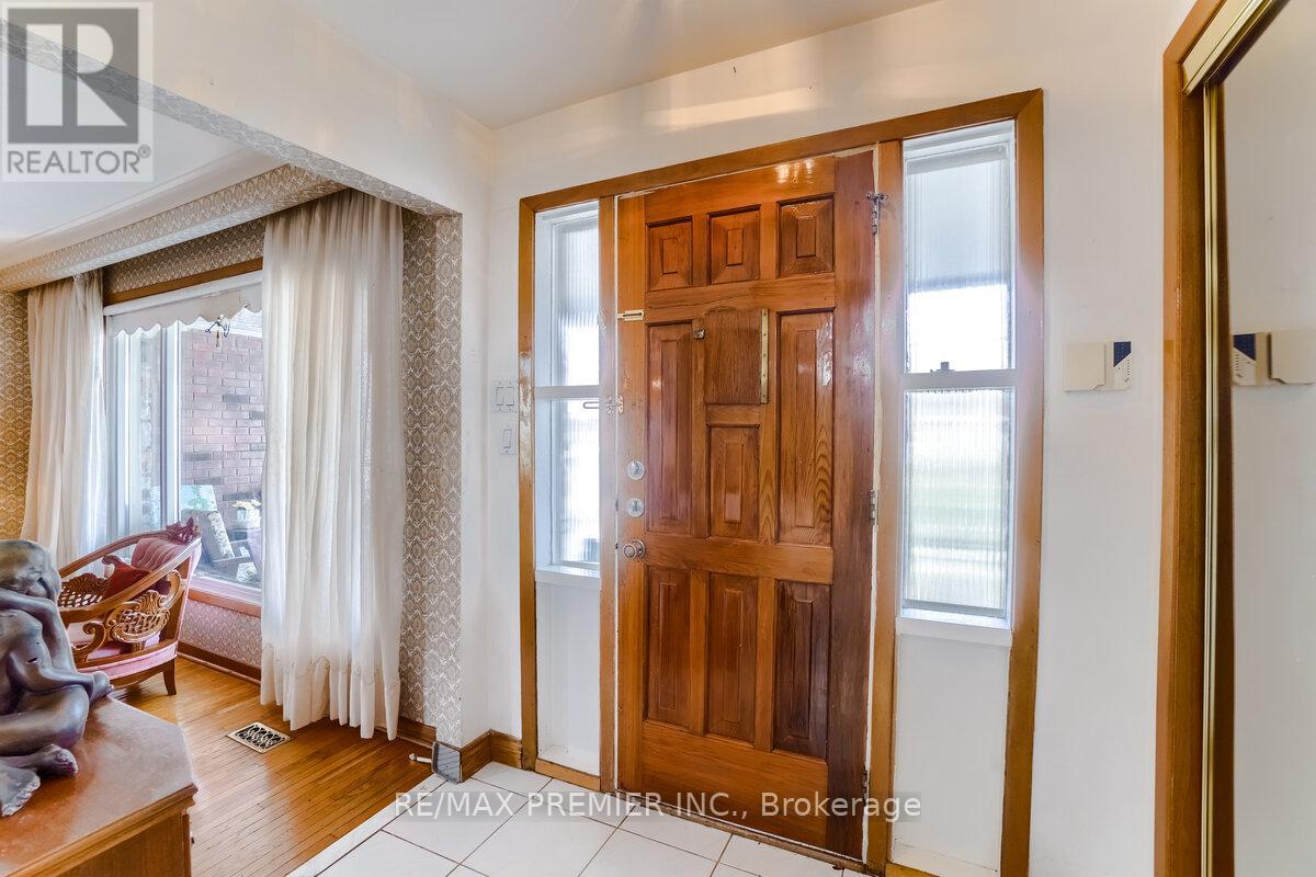 25 Bentworth Avenue, Toronto, Ontario  M6A 1P1 - Photo 5 - W12642976