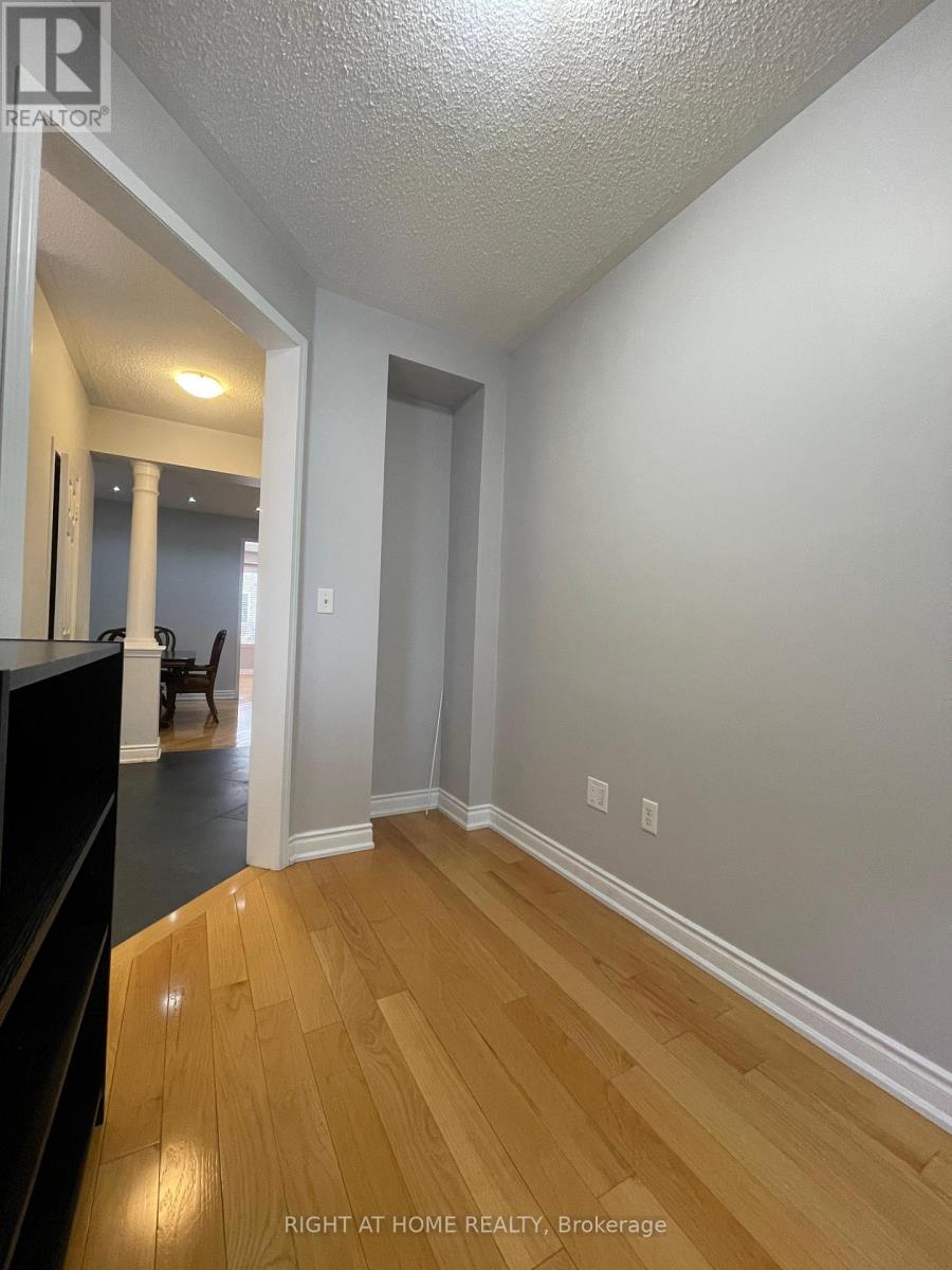 230 Fandango Drive, Brampton, Ontario  L6X 0M1 - Photo 5 - W12642992