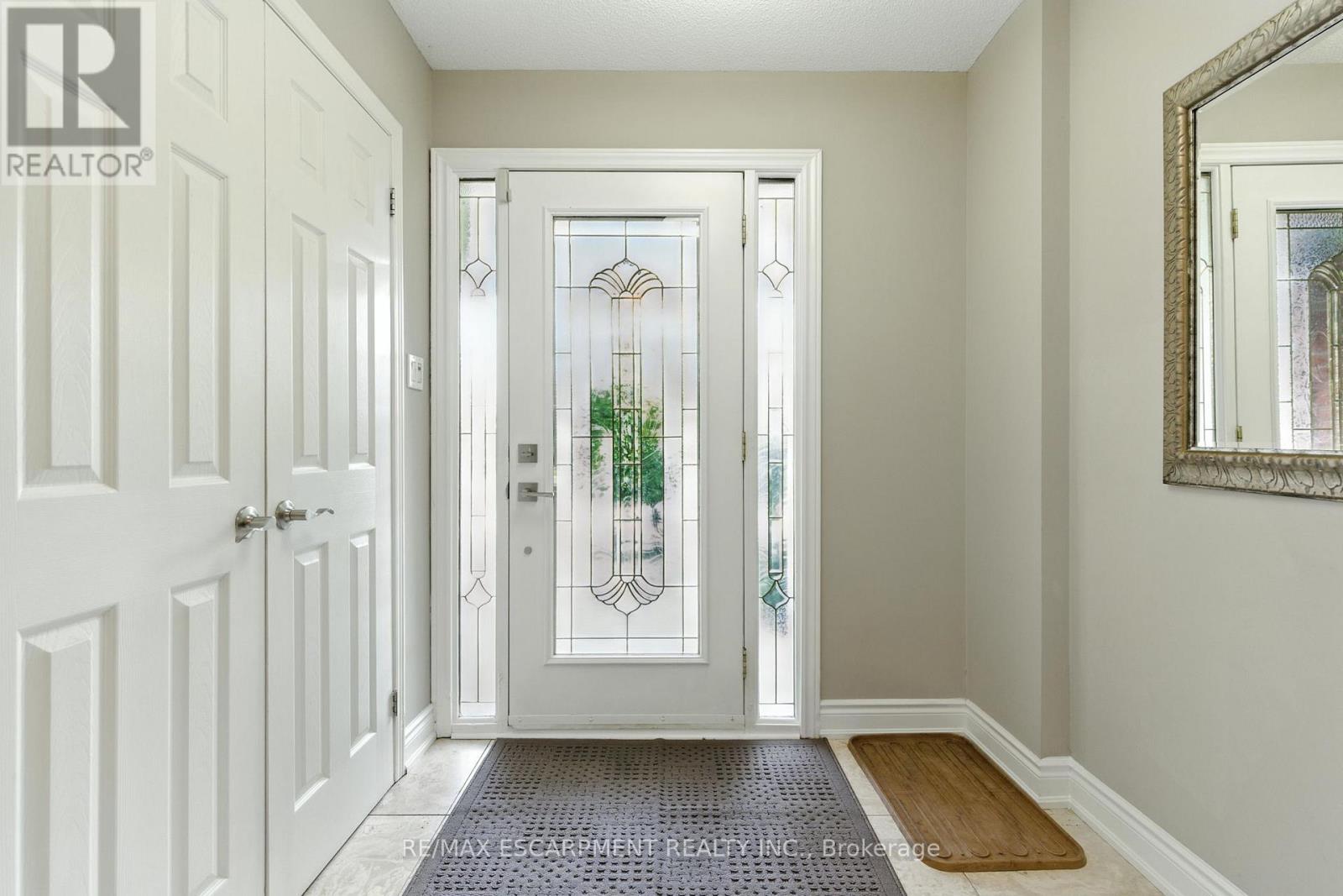 1624 Gallant Drive, Mississauga, Ontario  L5H 3S8 - Photo 3 - W12643000