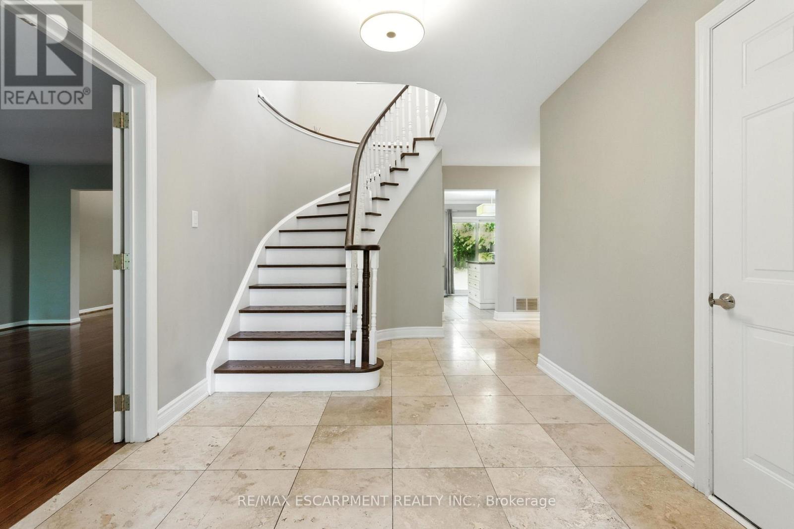 1624 Gallant Drive, Mississauga, Ontario  L5H 3S8 - Photo 4 - W12643000