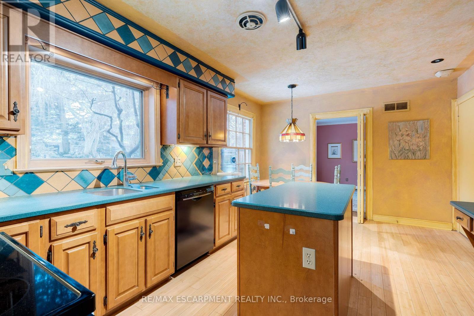 238 Penn Drive, Burlington, Ontario  L7N 2B8 - Photo 15 - W12643006