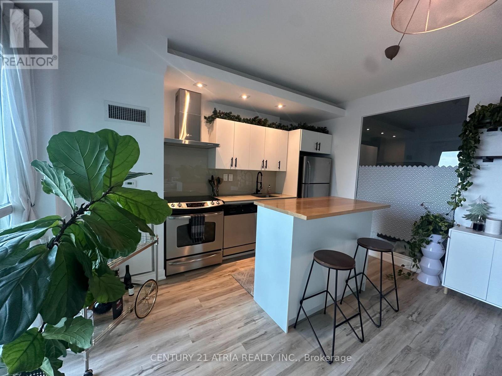 1731 - 165 Legion Road N, Toronto, Ontario  M8Y 0B3 - Photo 7 - W12643030