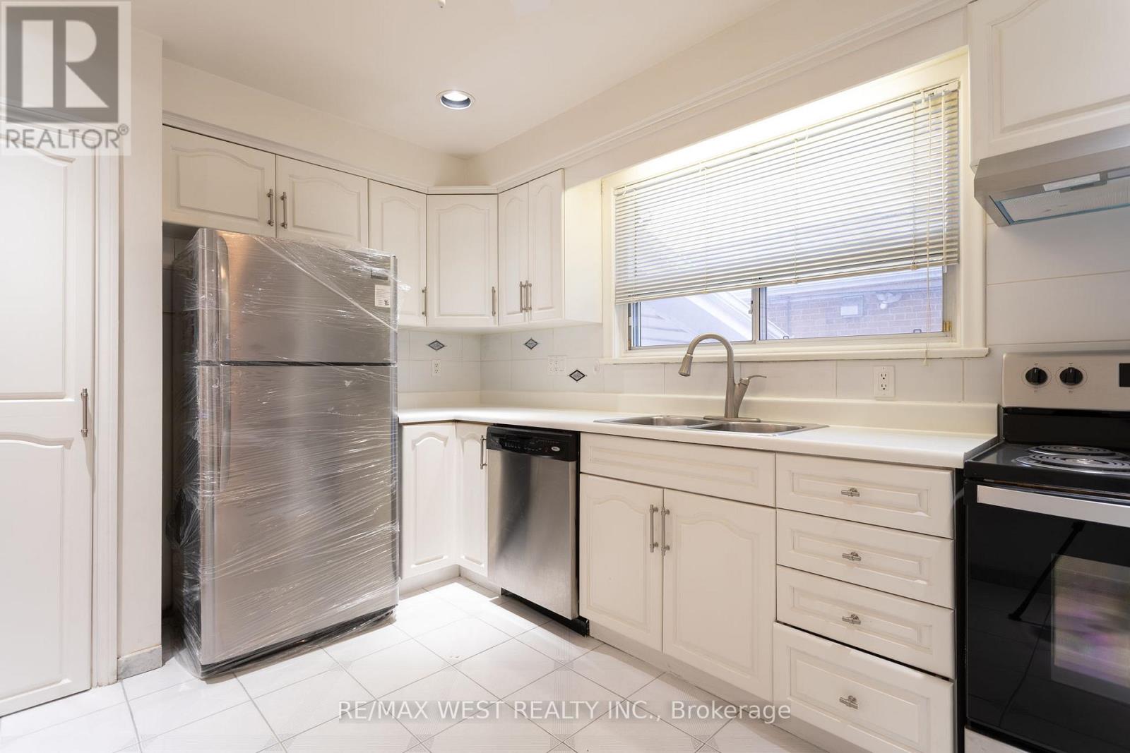 Main - 28 Paragon Road, Toronto, Ontario  M9R 1J5 - Photo 3 - W12643082