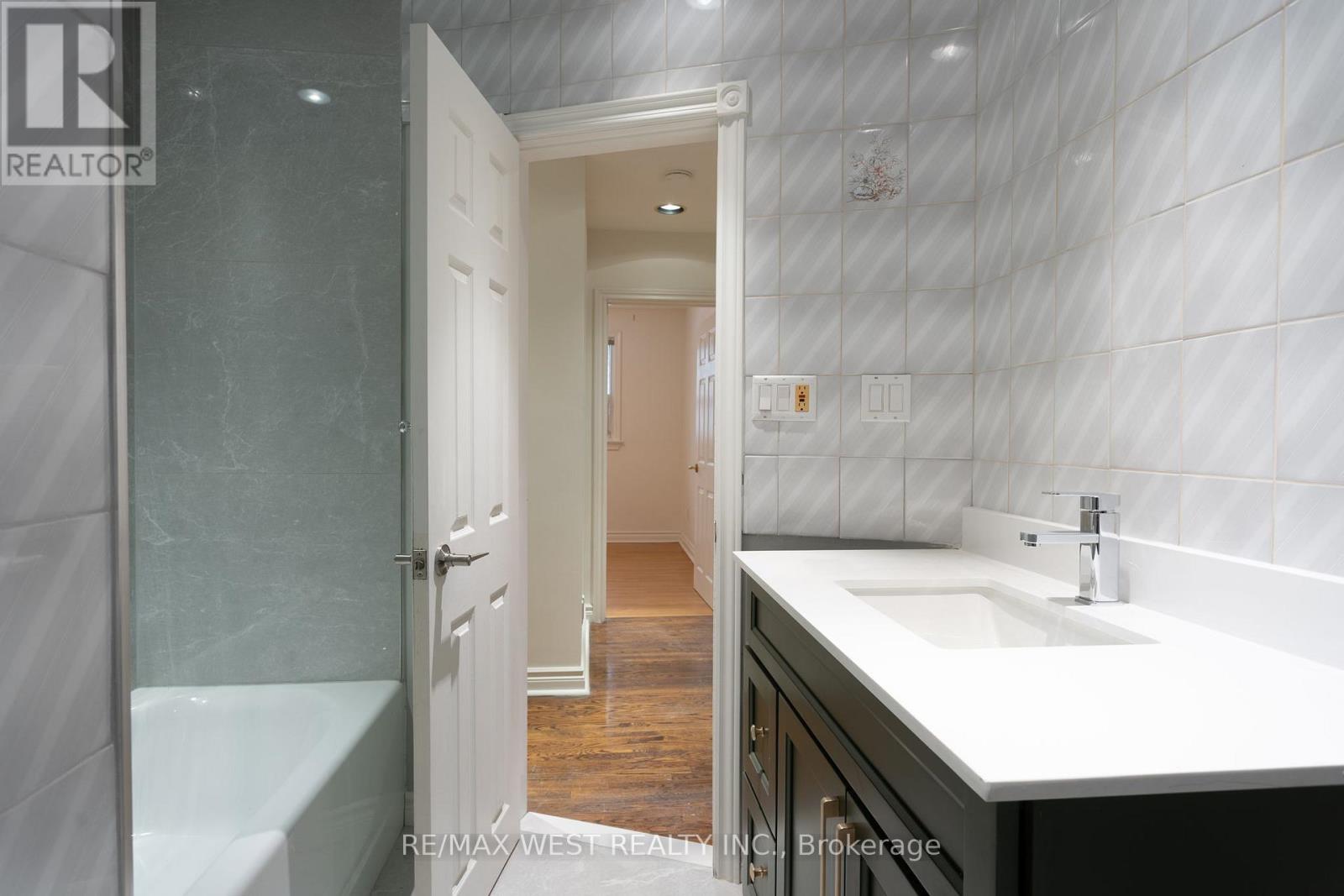 Main - 28 Paragon Road, Toronto, Ontario  M9R 1J5 - Photo 7 - W12643082