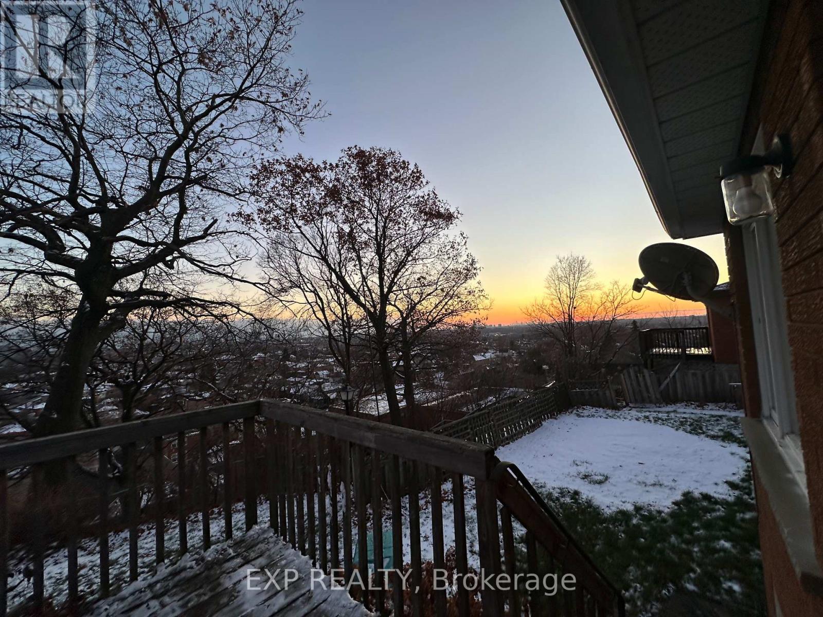 27 Venn Crescent, Toronto, Ontario  M6M 1S5 - Photo 10 - W12643092